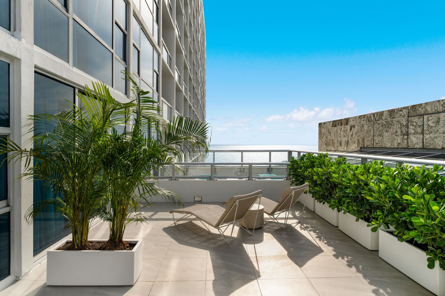 Sea Escape- Private Sun Deck, Beachfront and Views