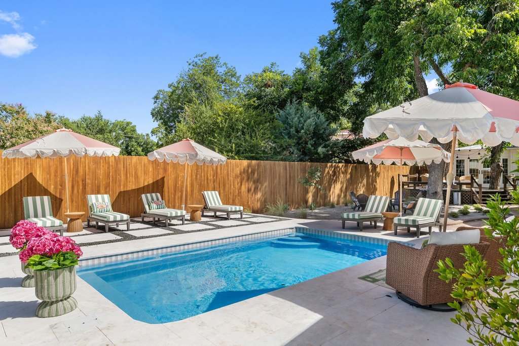 Painted Lady - Pool, Hot Tub & Walk to Main