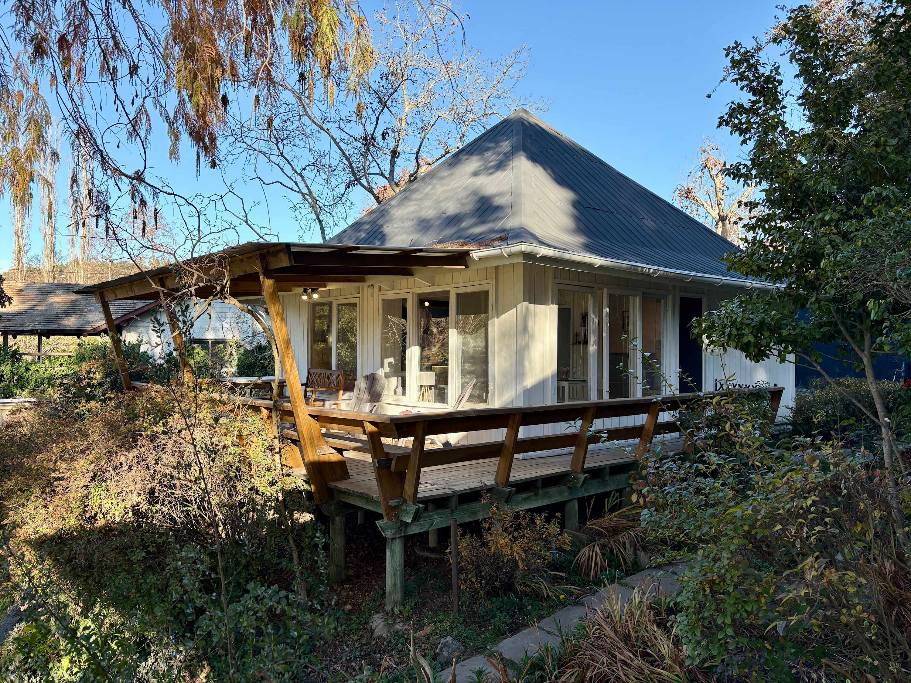 Lakefront Retreat: Hot Tub, Pool, Free Parking
