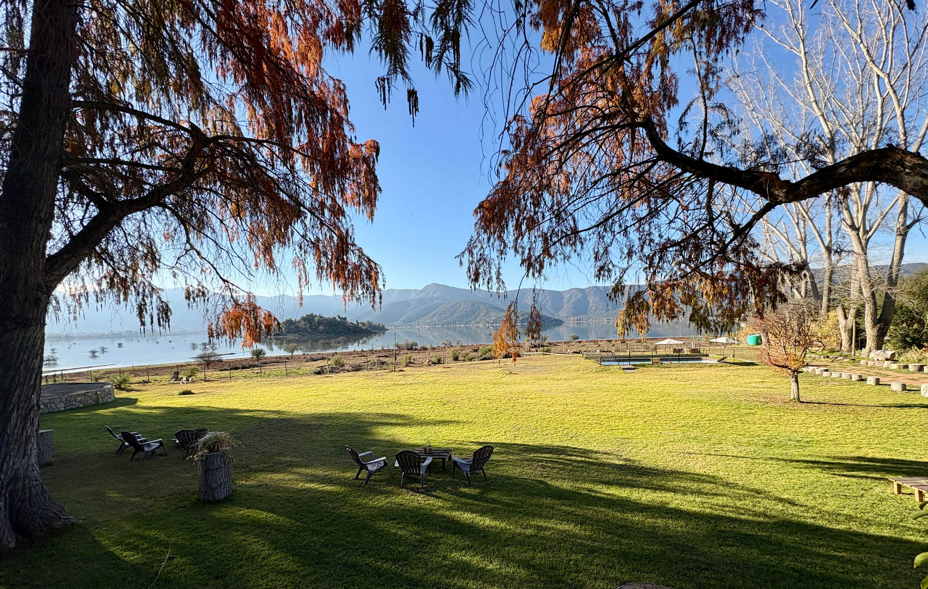 Lakefront Aculeo: Fast Wifi, Pool & Wood Hot Tub