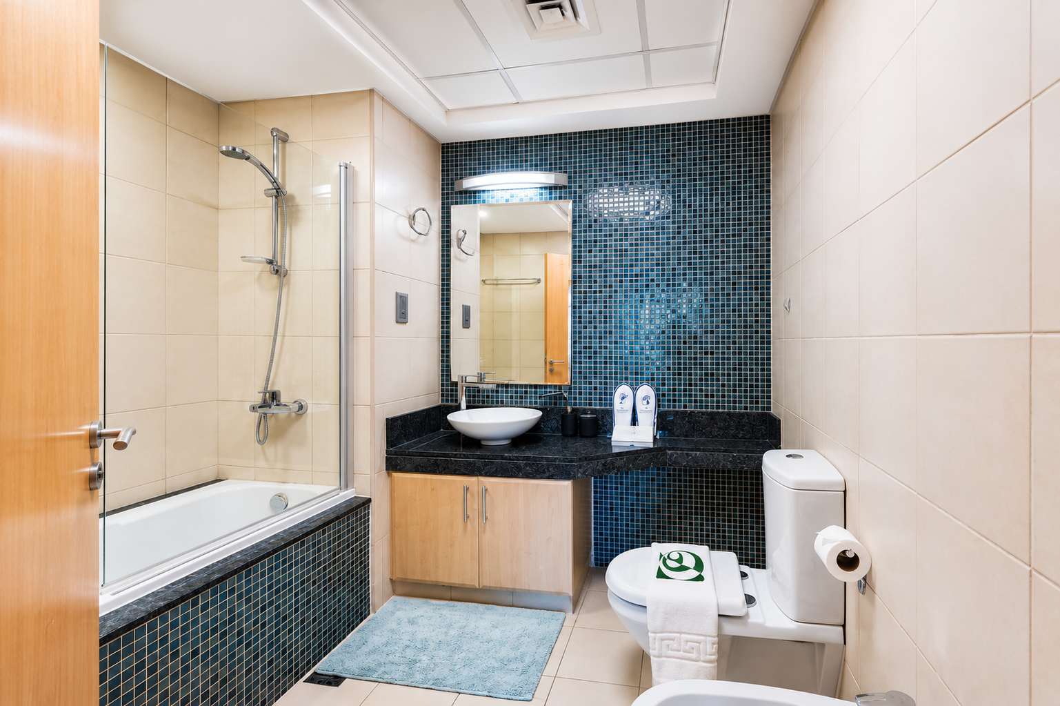 Luxury Dubai Apartment with Pool & Gym - Image 23