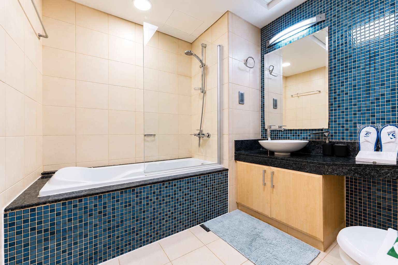 Luxury Dubai Apartment with Pool & Gym - Image 22
