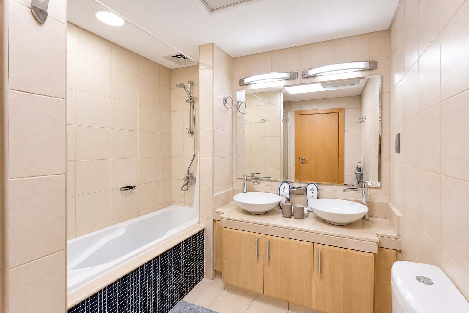 Luxury Dubai Apartment with Pool & Gym - Image 17