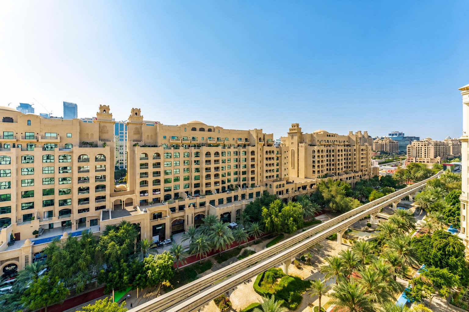 Luxury Dubai Apartment with Pool & Gym - Image 29