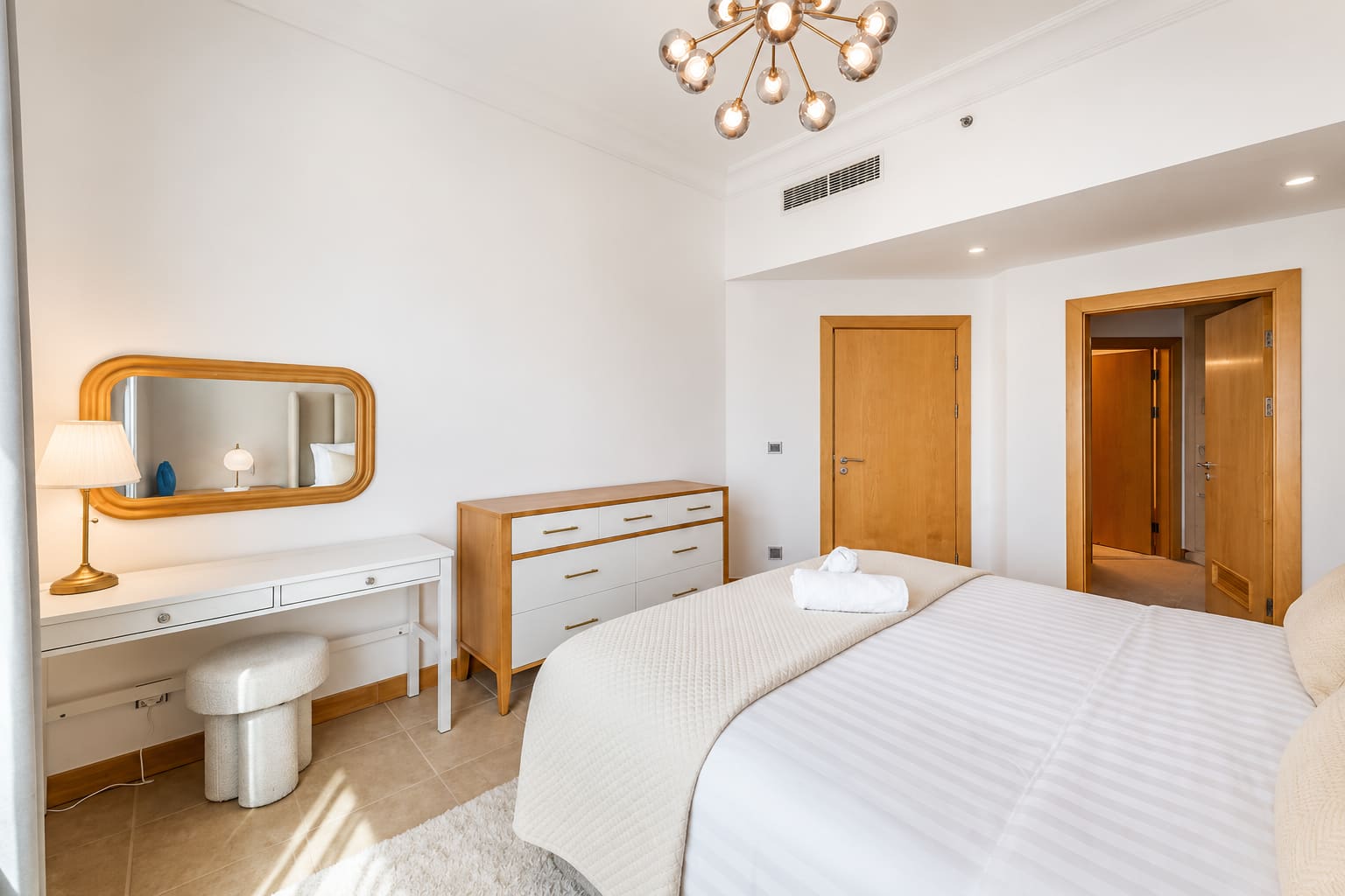 Luxury Dubai Apartment with Pool & Gym - Image 14