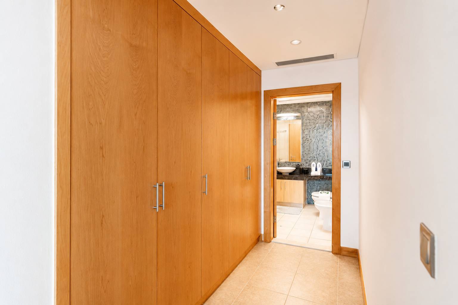 Luxury Dubai Apartment with Pool & Gym - Image 21
