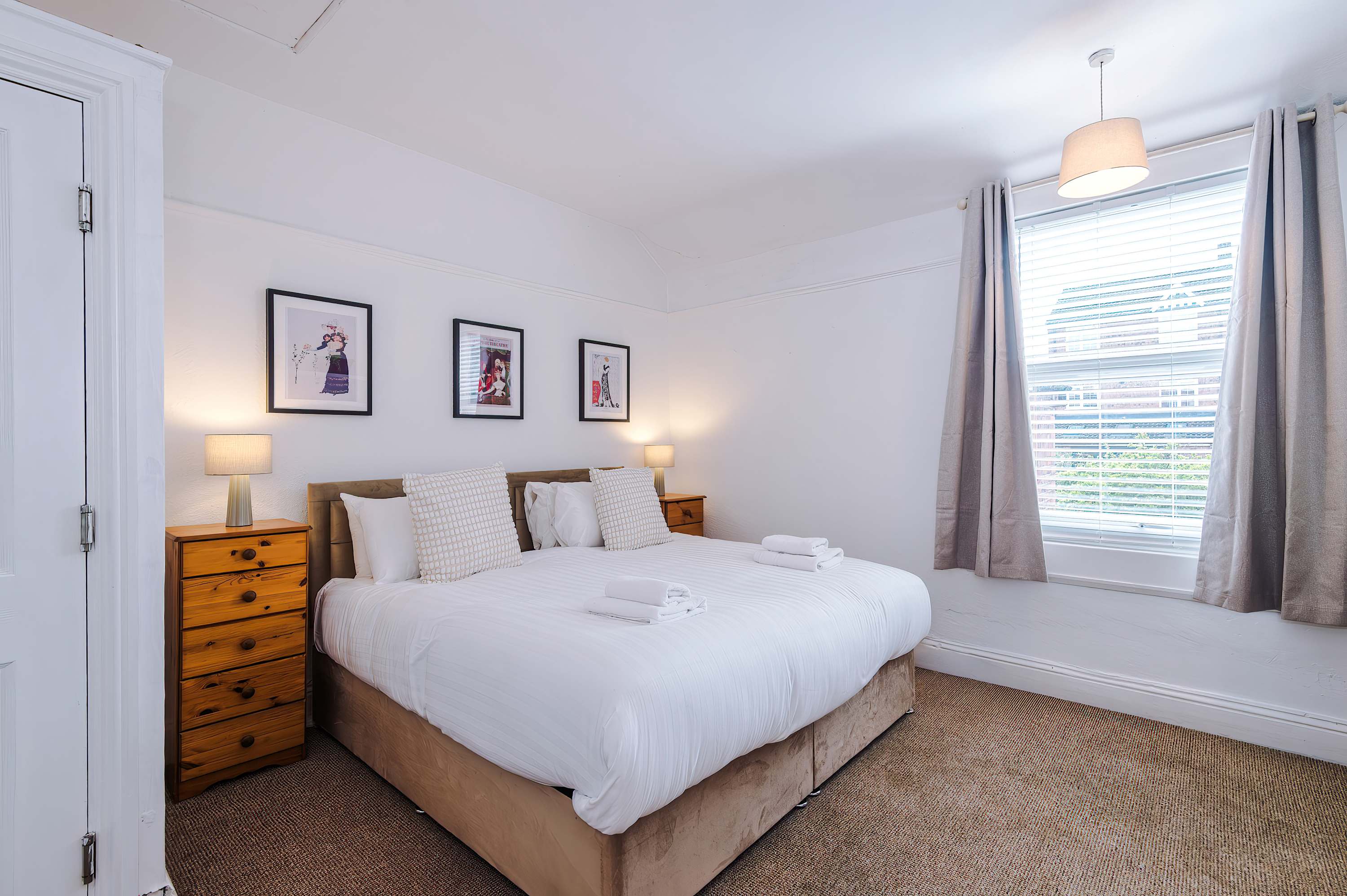 View Spacious 4BR Home | Sleeps Groups | Free On-Street Parking | Chester in Grange Road 19 CH2 2AW Spacious 4BR Home | Sleeps Groups | Free On-Street Parking | Chester in Grange Road 19 CH2 2AW - Property image 2 - VivreStays