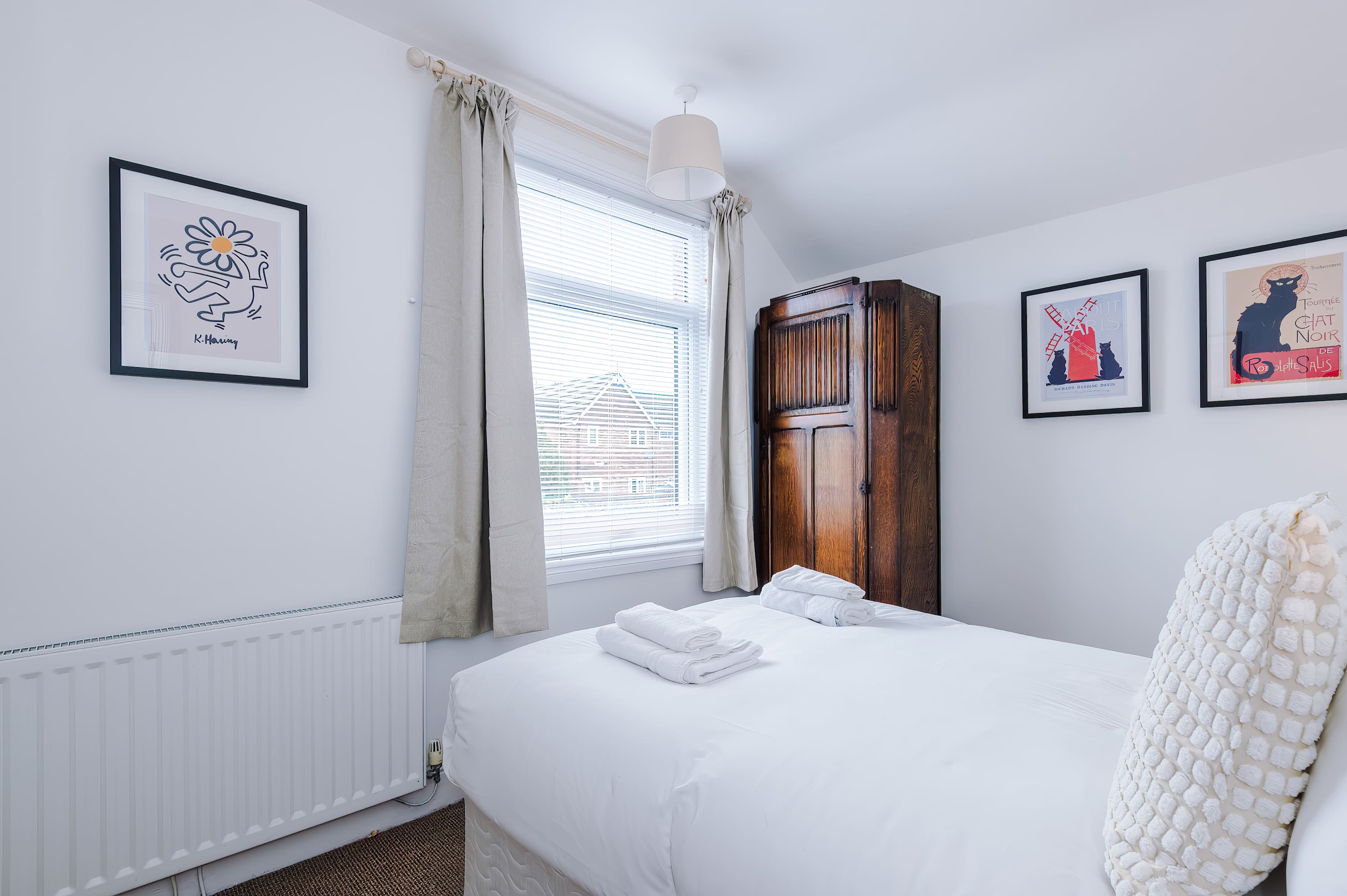 View Spacious 4BR Home | Sleeps Groups | Free On-Street Parking | Chester in Grange Road 19 CH2 2AW Spacious 4BR Home | Sleeps Groups | Free On-Street Parking | Chester in Grange Road 19 CH2 2AW - Property image 9 - VivreStays