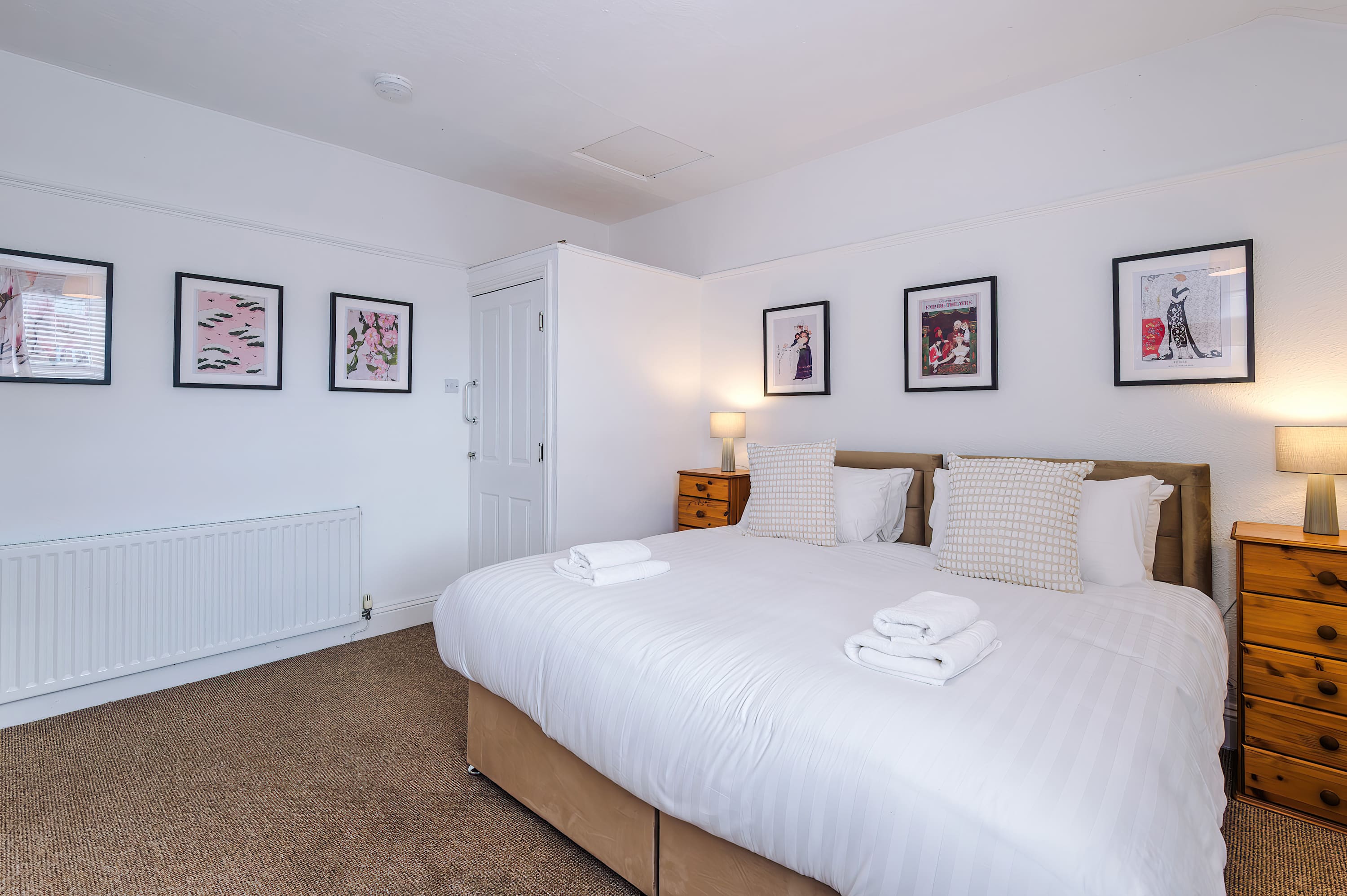 View Spacious 4BR Home | Sleeps Groups | Free On-Street Parking | Chester in Grange Road 19 CH2 2AW Spacious 4BR Home | Sleeps Groups | Free On-Street Parking | Chester in Grange Road 19 CH2 2AW - Property image 8 - VivreStays
