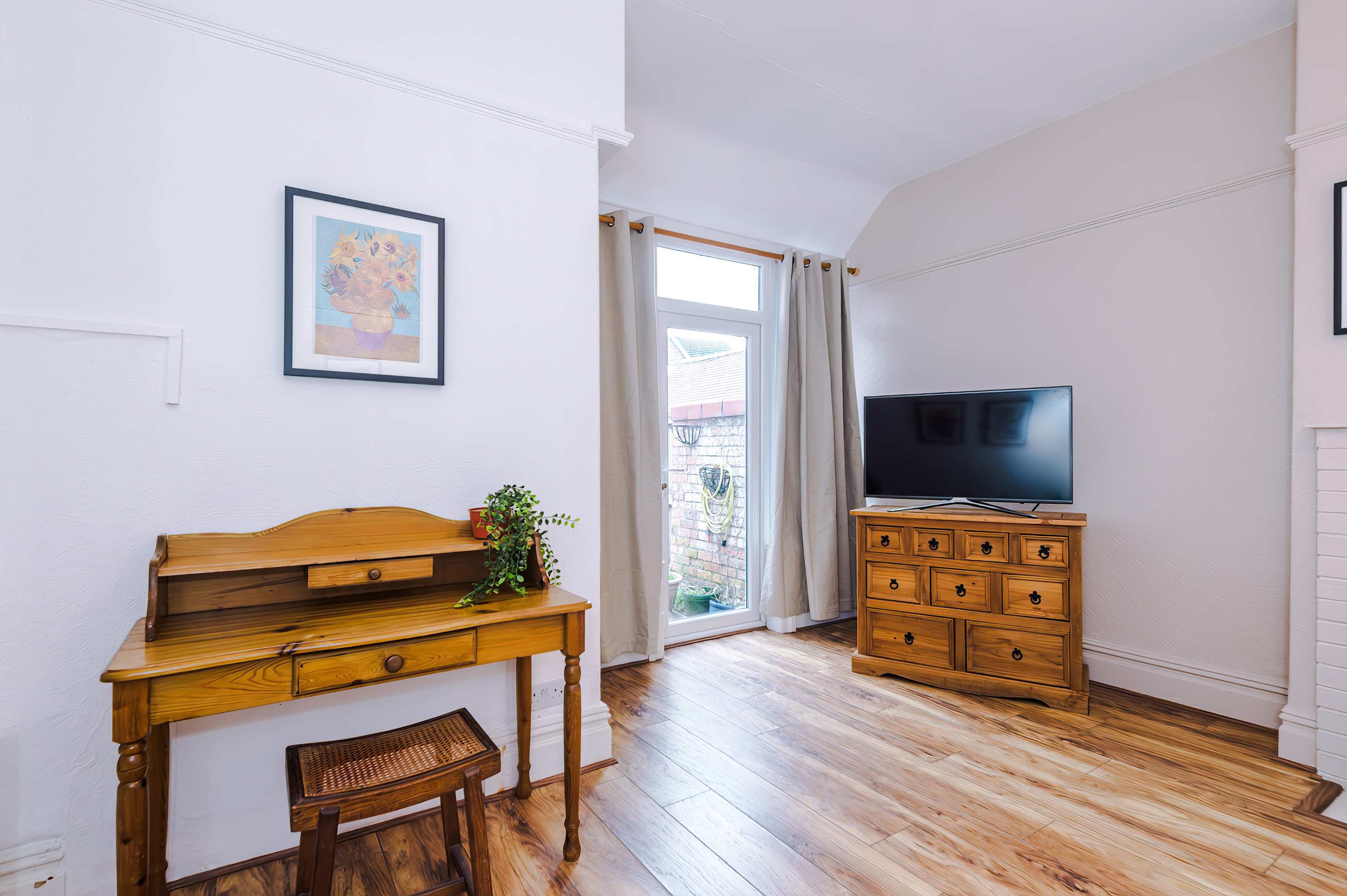 View Spacious 4BR Home | Sleeps Groups | Free On-Street Parking | Chester in Grange Road 19 CH2 2AW Spacious 4BR Home | Sleeps Groups | Free On-Street Parking | Chester in Grange Road 19 CH2 2AW - Property image 6 - VivreStays