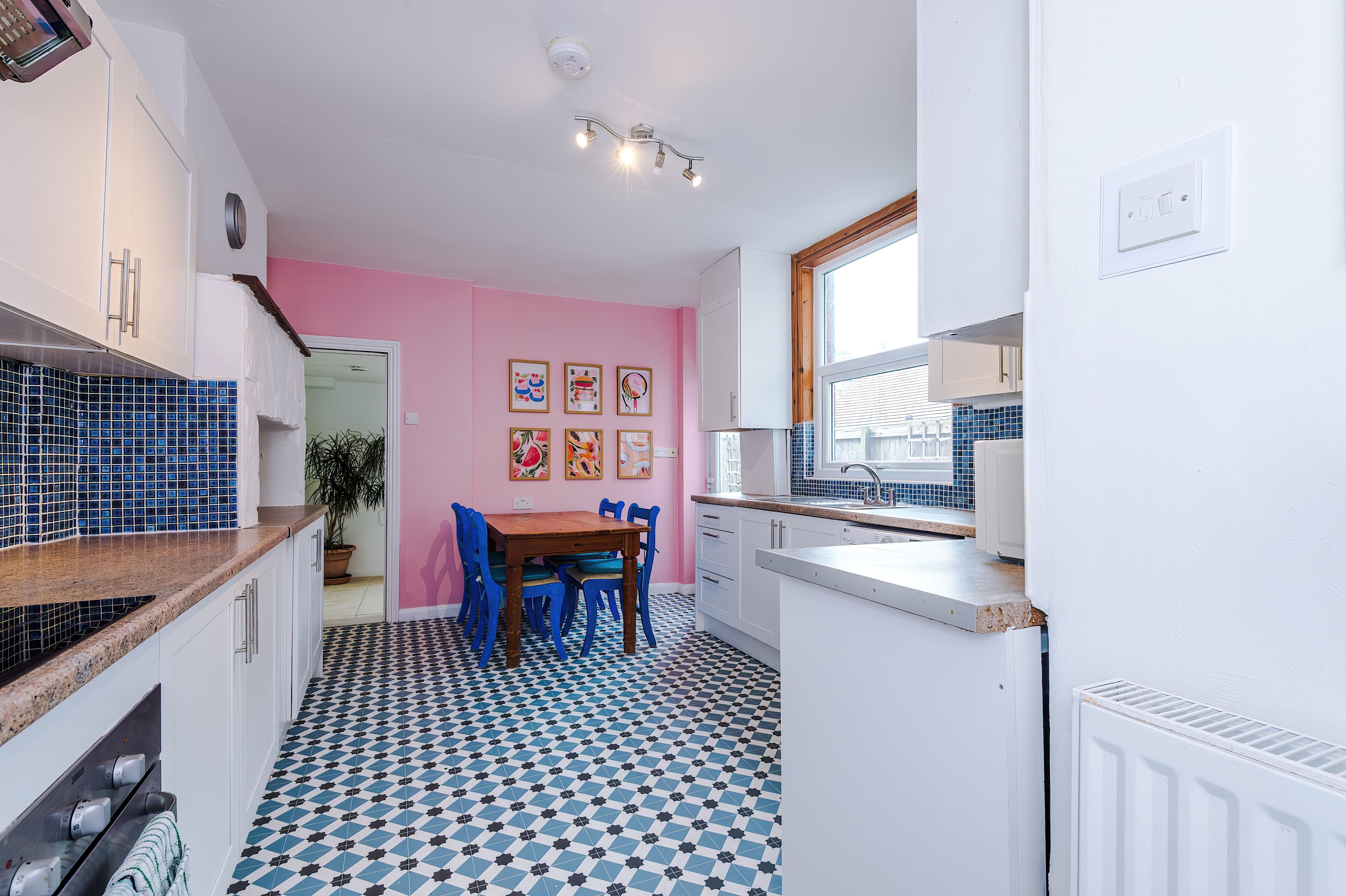 View Spacious 4BR Home | Sleeps Groups | Free On-Street Parking | Chester in Grange Road 19 CH2 2AW Spacious 4BR Home | Sleeps Groups | Free On-Street Parking | Chester in Grange Road 19 CH2 2AW - Property image 4 - VivreStays
