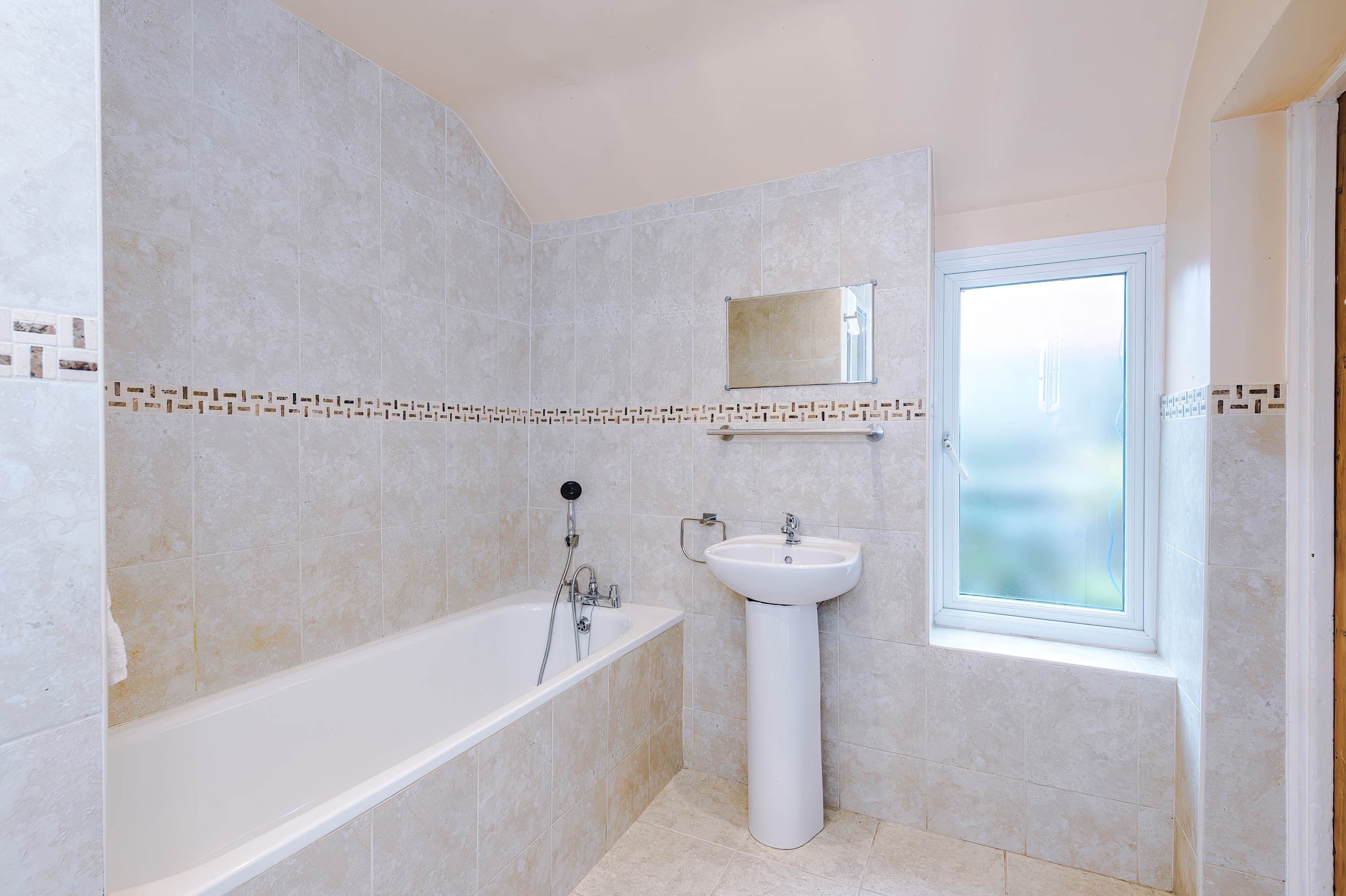 View Spacious 4BR Home | Sleeps Groups | Free On-Street Parking | Chester in Grange Road 19 CH2 2AW Spacious 4BR Home | Sleeps Groups | Free On-Street Parking | Chester in Grange Road 19 CH2 2AW - Property image 11 - VivreStays