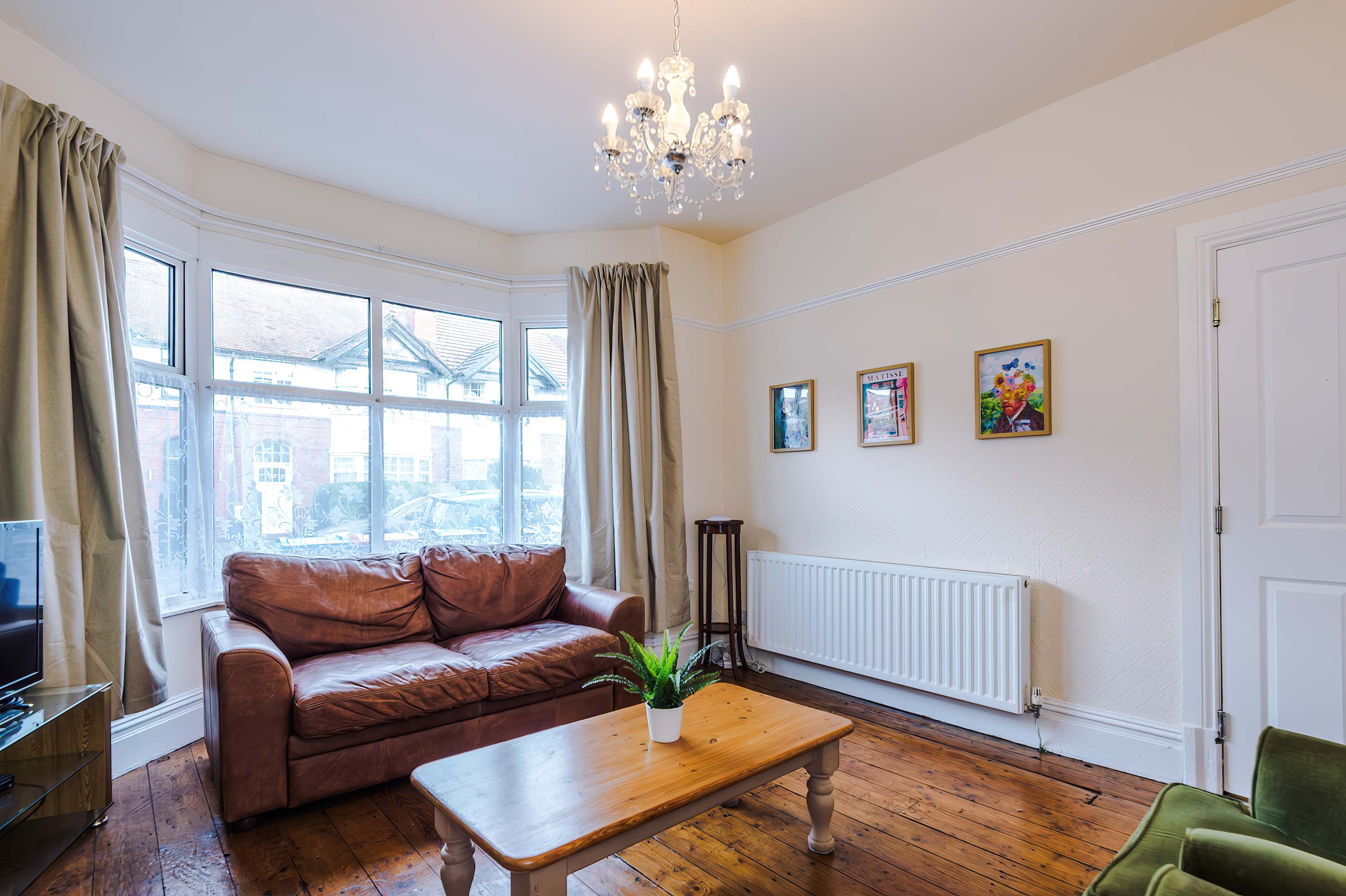View Spacious 4BR Home | Sleeps Groups | Free On-Street Parking | Chester in Grange Road 19 CH2 2AW Spacious 4BR Home | Sleeps Groups | Free On-Street Parking | Chester in Grange Road 19 CH2 2AW - Property image 12 - VivreStays