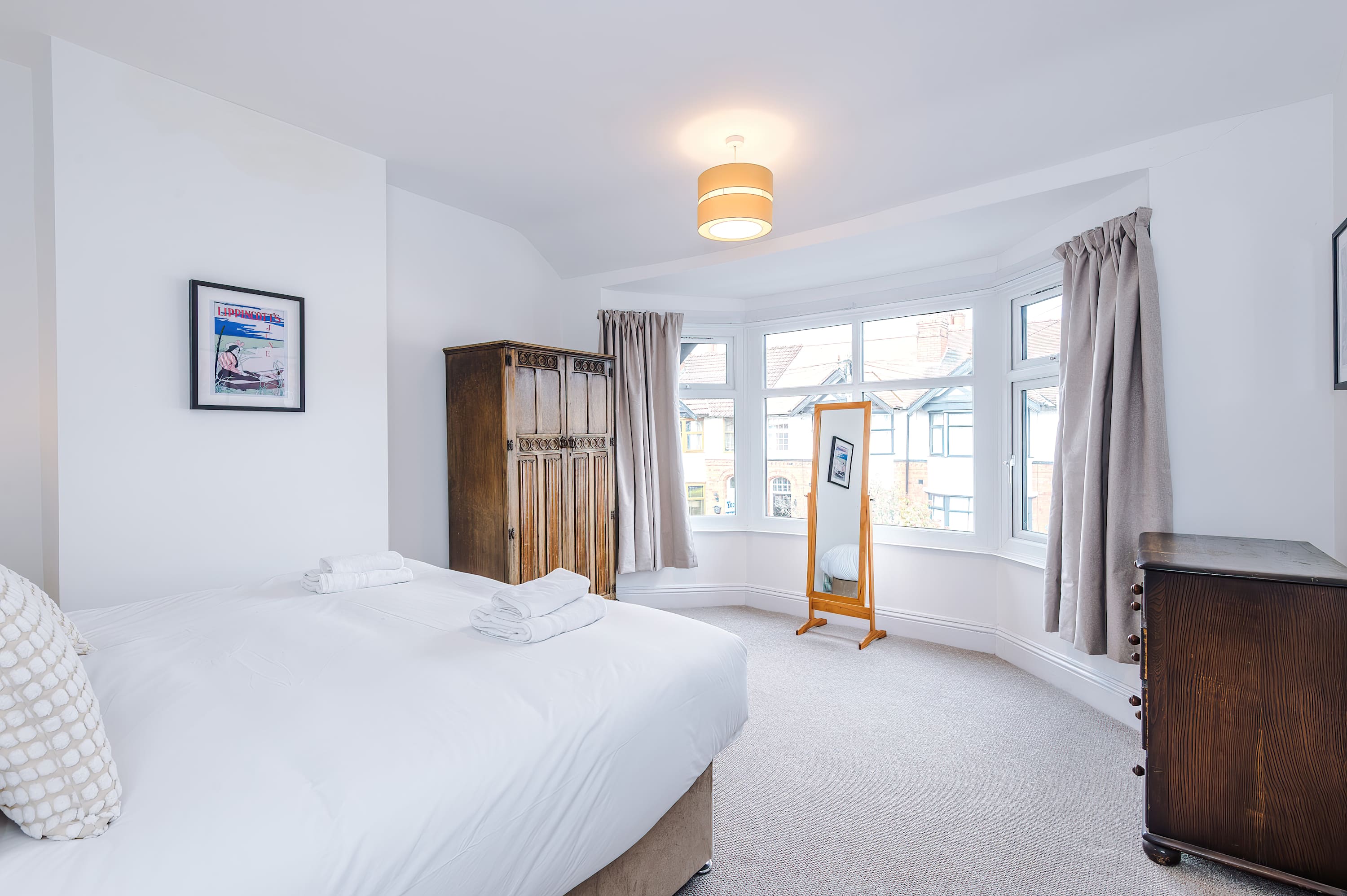 View Spacious 4BR Home | Sleeps Groups | Free On-Street Parking | Chester in Grange Road 19 CH2 2AW Spacious 4BR Home | Sleeps Groups | Free On-Street Parking | Chester in Grange Road 19 CH2 2AW - Property image 14 - VivreStays