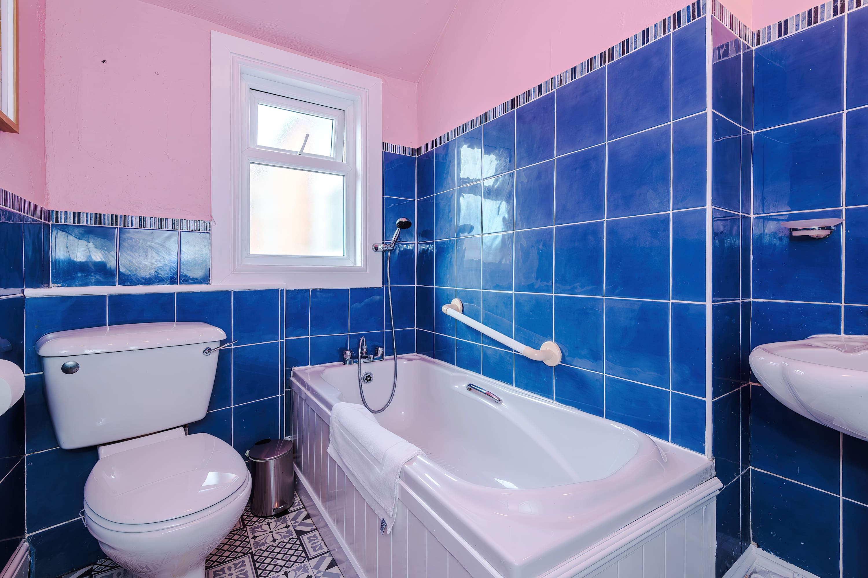 View Spacious 4BR Home | Sleeps Groups | Free On-Street Parking | Chester in Grange Road 19 CH2 2AW Spacious 4BR Home | Sleeps Groups | Free On-Street Parking | Chester in Grange Road 19 CH2 2AW - Property image 15 - VivreStays