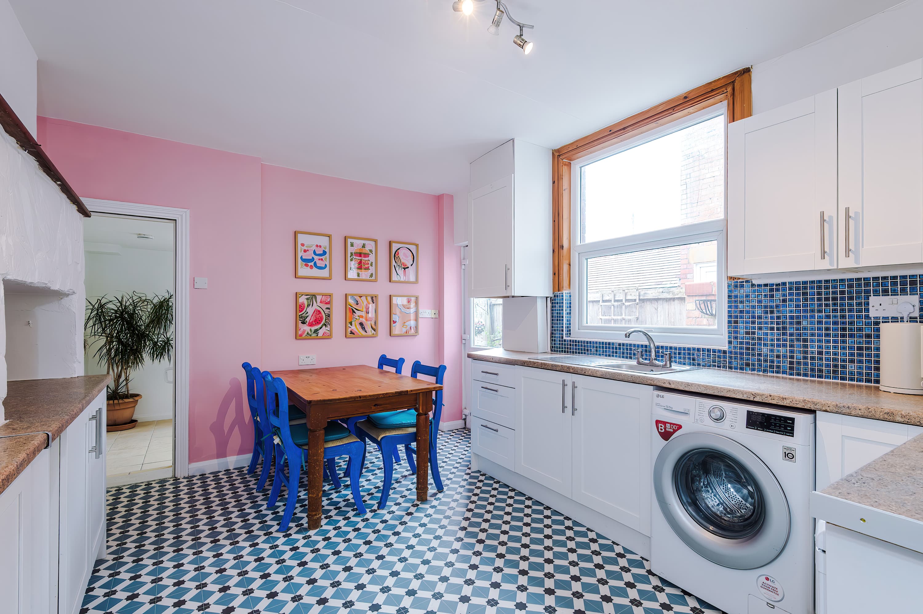 View Spacious 4BR Home | Sleeps Groups | Free On-Street Parking | Chester in Grange Road 19 CH2 2AW Spacious 4BR Home | Sleeps Groups | Free On-Street Parking | Chester in Grange Road 19 CH2 2AW - Property image 23 - VivreStays