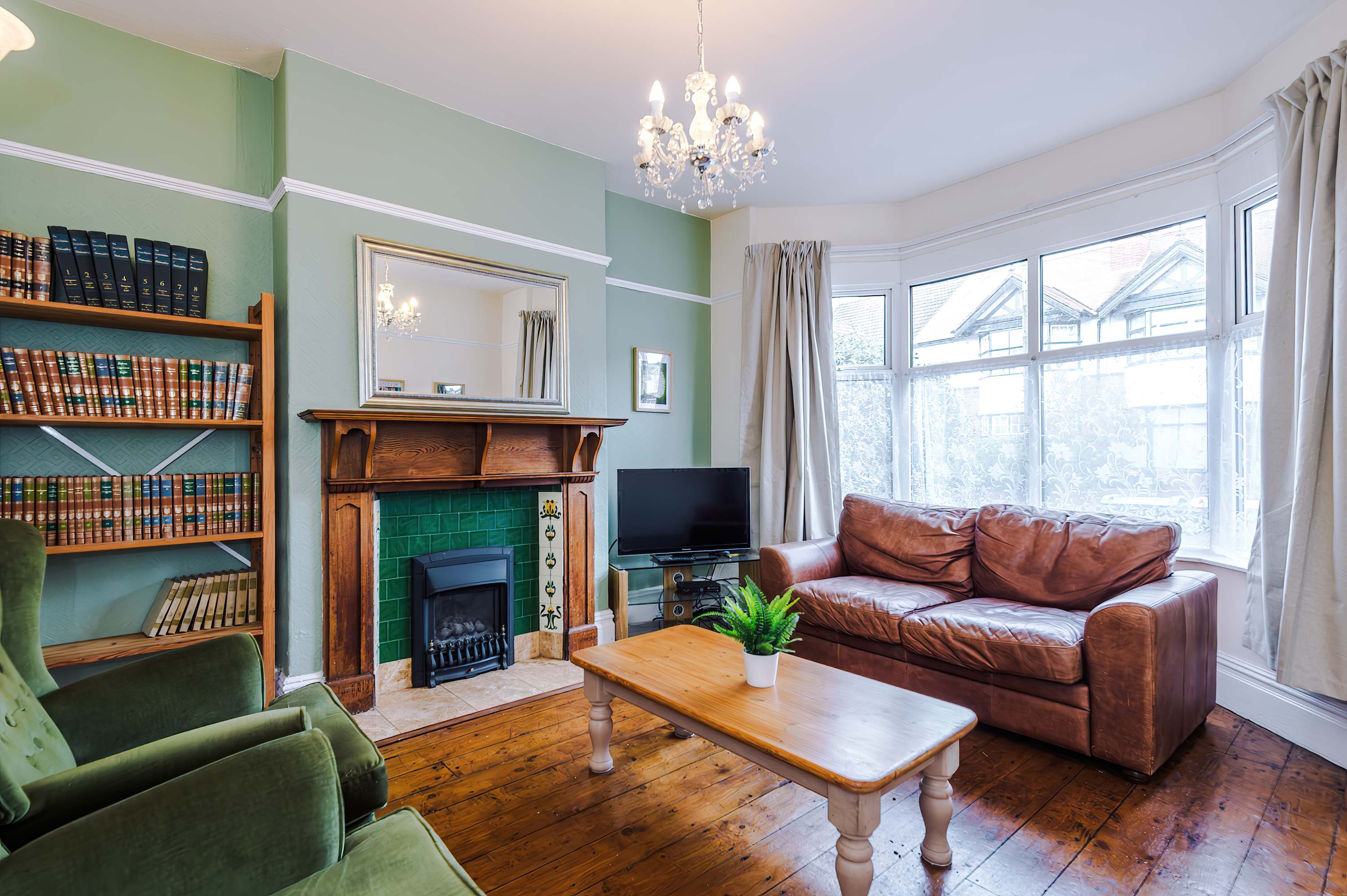 View Spacious 4BR Home | Sleeps Groups | Free On-Street Parking | Chester in Grange Road 19 CH2 2AW Spacious 4BR Home | Sleeps Groups | Free On-Street Parking | Chester in Grange Road 19 CH2 2AW - Property image 24 - VivreStays