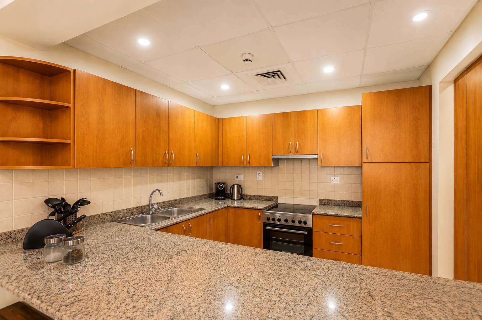 Greens Oasis: Stylish 2BR Apartment in Dubai - Image 10