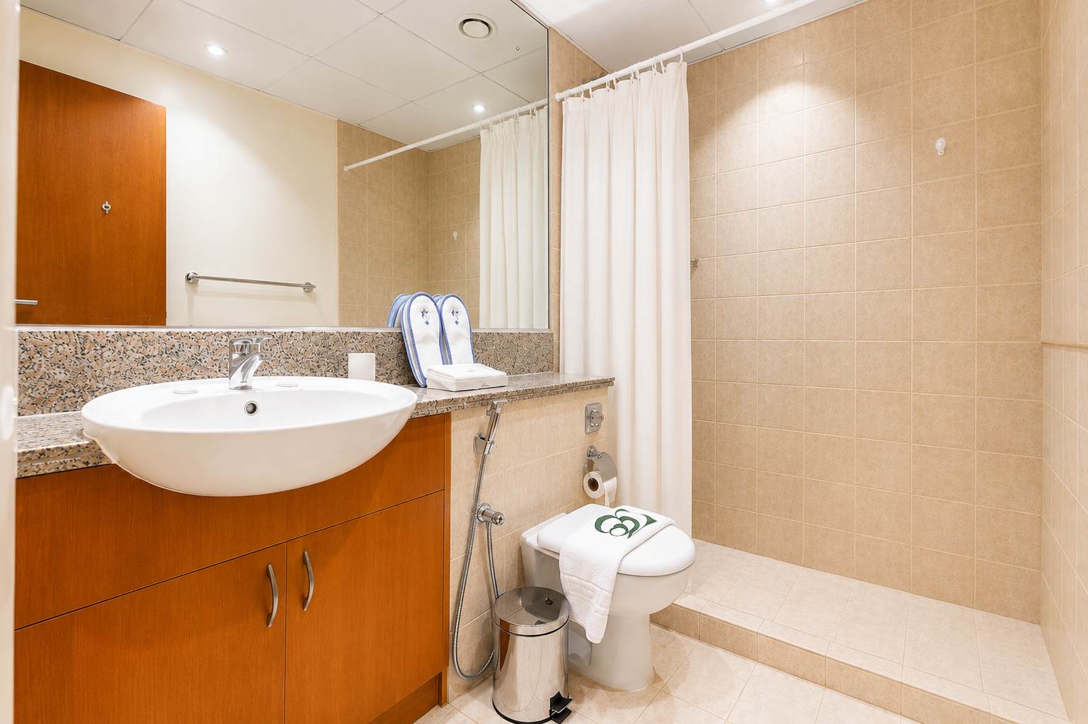 Greens Oasis: Stylish 2BR Apartment in Dubai - Image 17