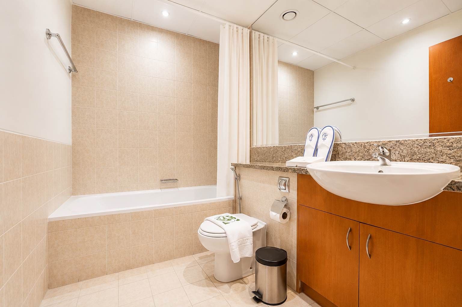 Greens Oasis: Stylish 2BR Apartment in Dubai - Image 14