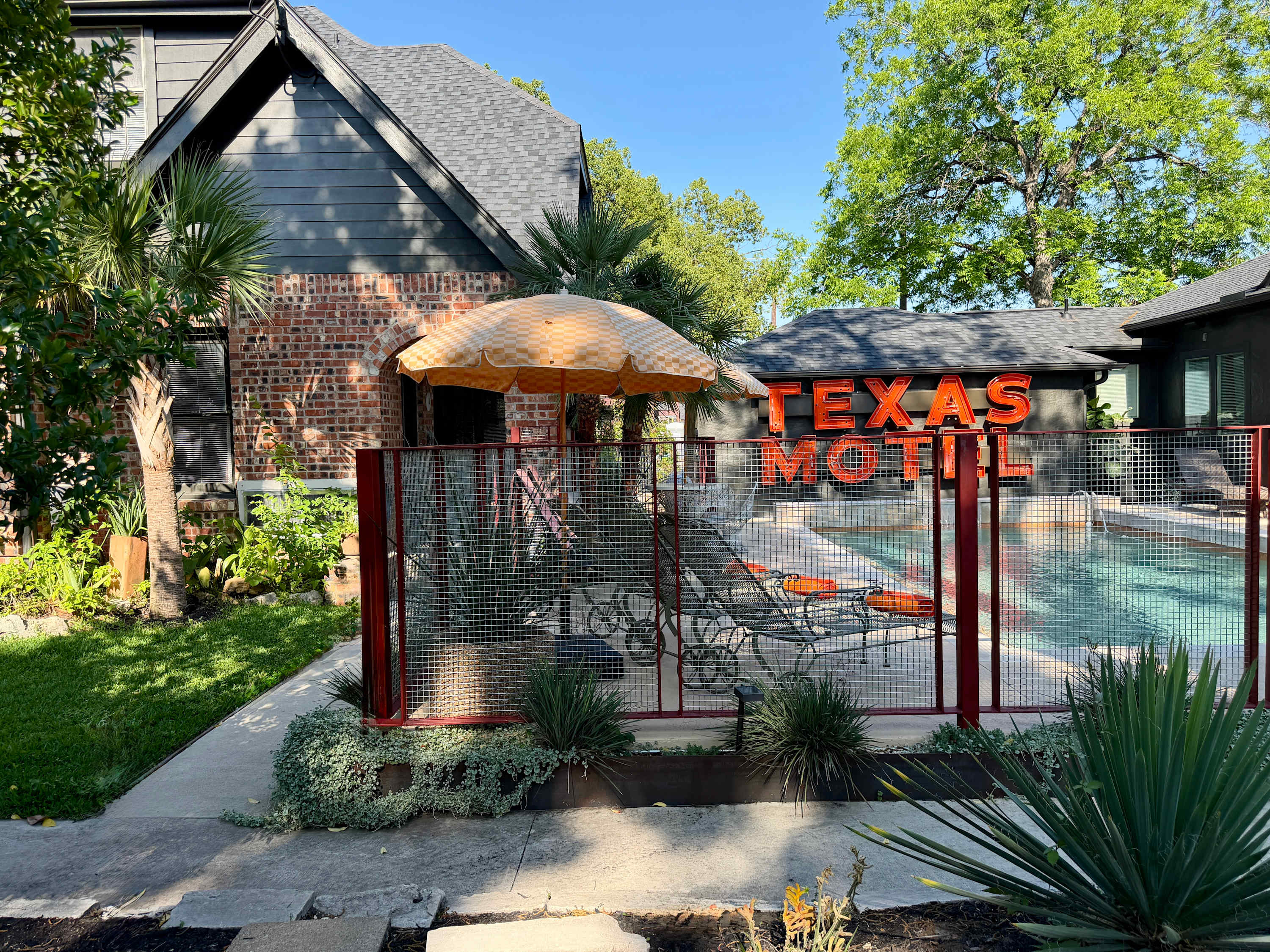 poolside getaway w/hot tub & relaxing courtyard