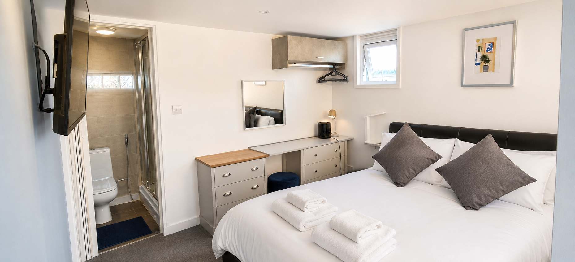 Modern Windsor Studio Near Windsor Racecourse — Hostahome managed short-let
