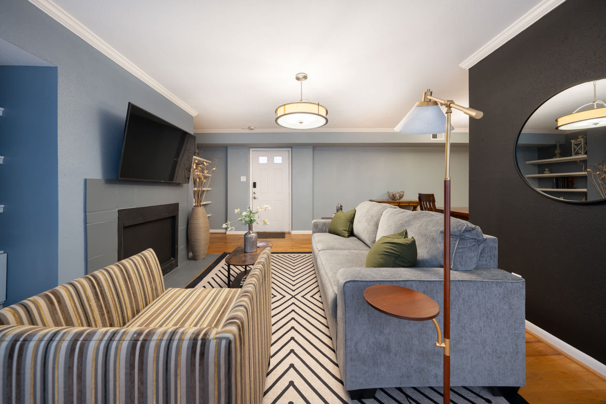 Cozy living room with modern decor, perfect for relaxation and entertainment. Enjoy the comfort of a spacious sofa and a stylish ambiance.