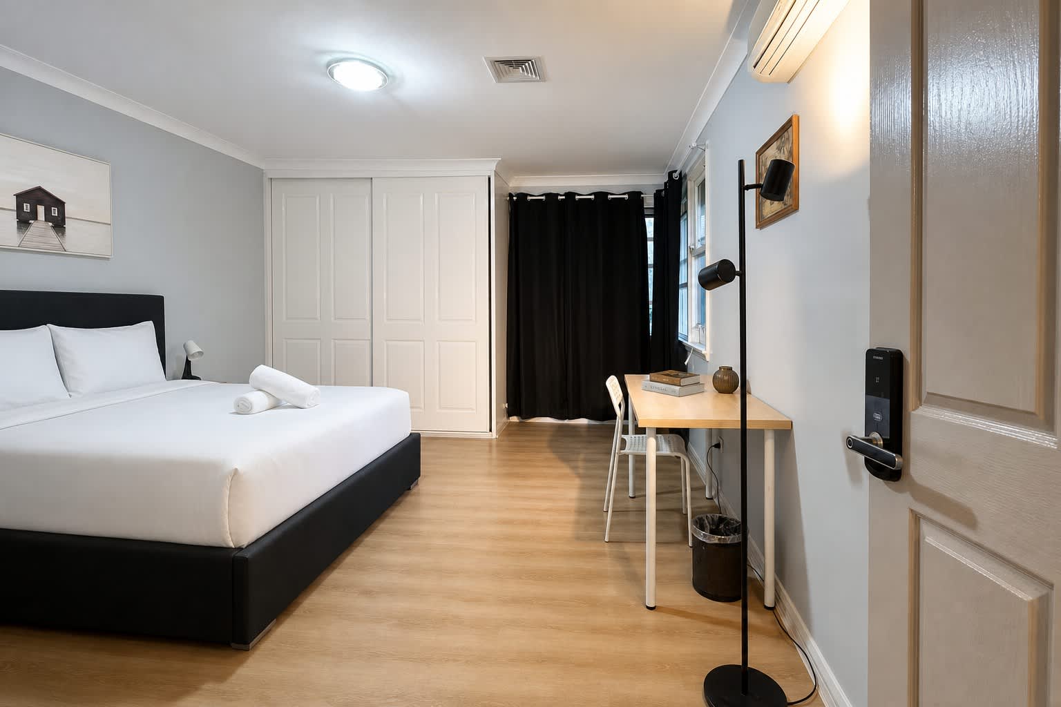 No-Frills Queen Private Ensuite Room in Pymble - Shared Amenities — Pymble, New South Wales — vacation rental