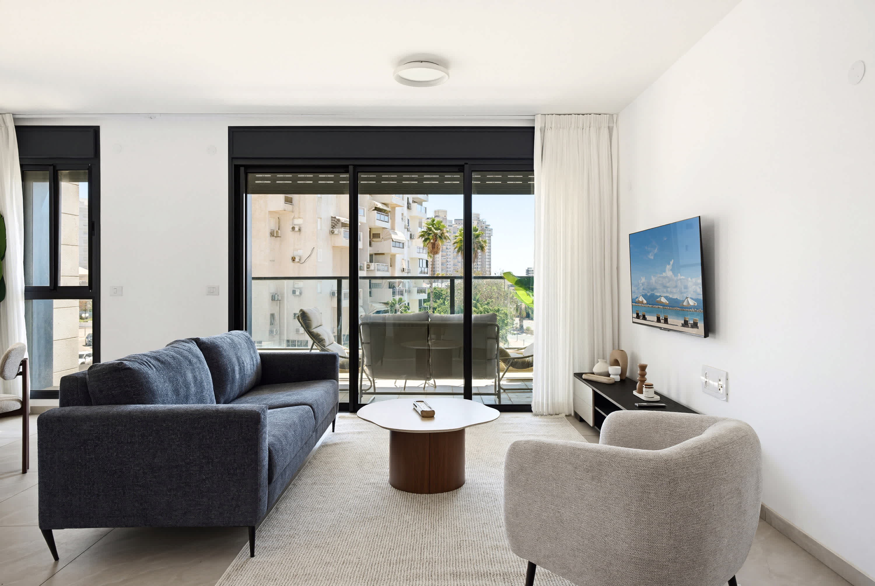 Spacious 4BR Apt l Sunny Balcony & Mamad