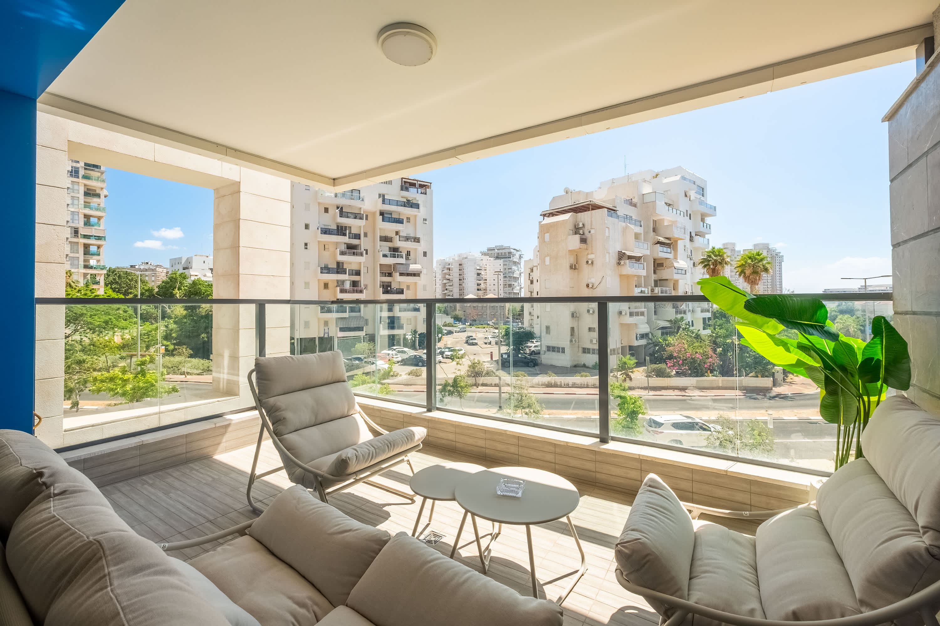 Spacious 4BR Apt l Sunny Balcony & Mamad