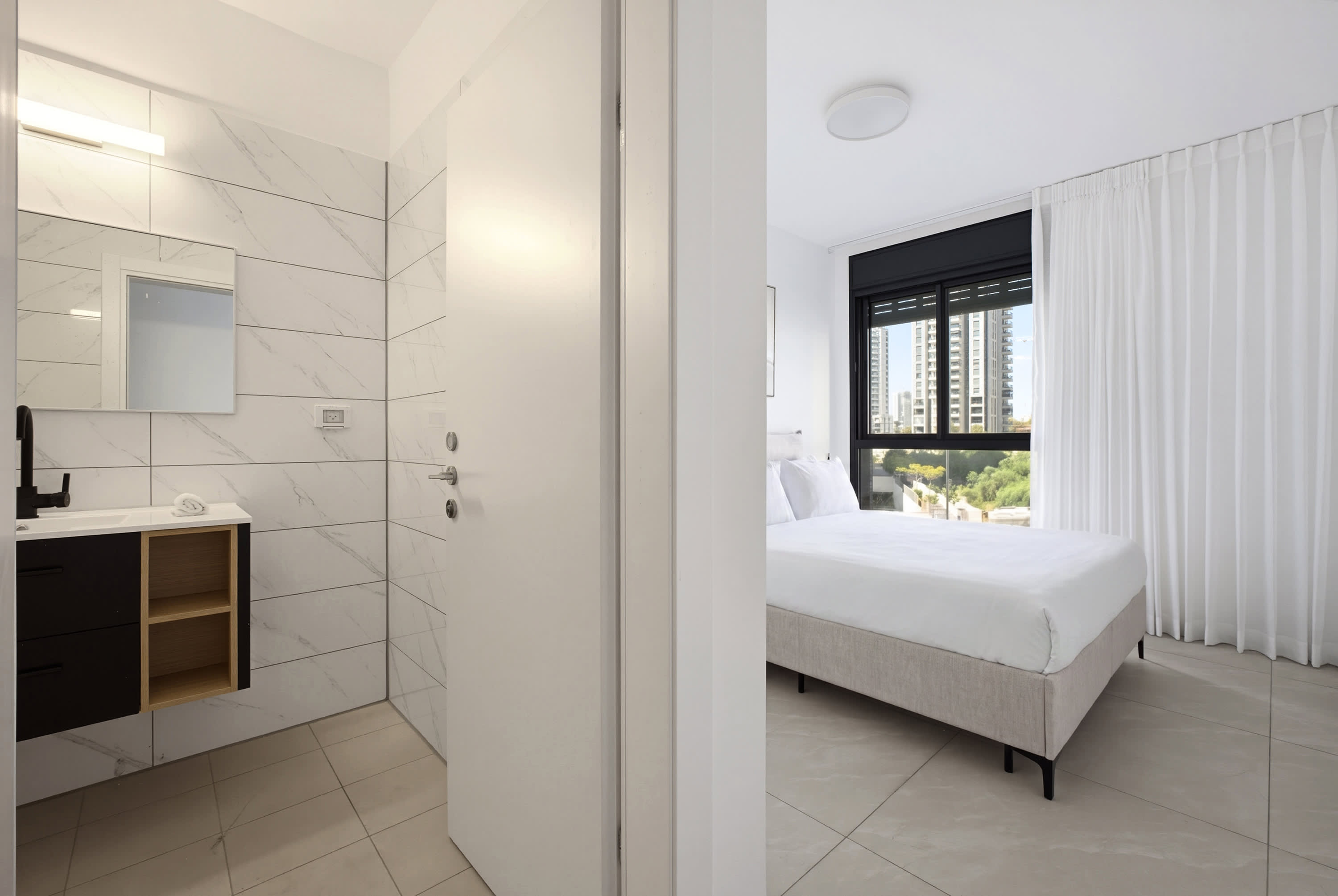 Spacious 4BR Apt l Sunny Balcony & Mamad