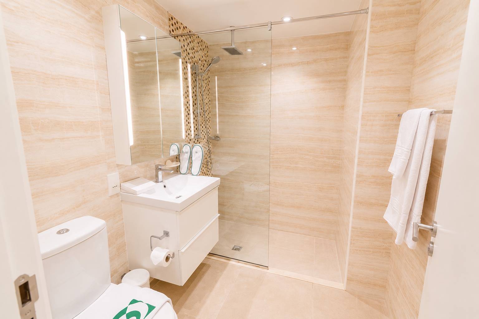 Dubai Marina 1BR Apartment with Gym & Pool - Image 15