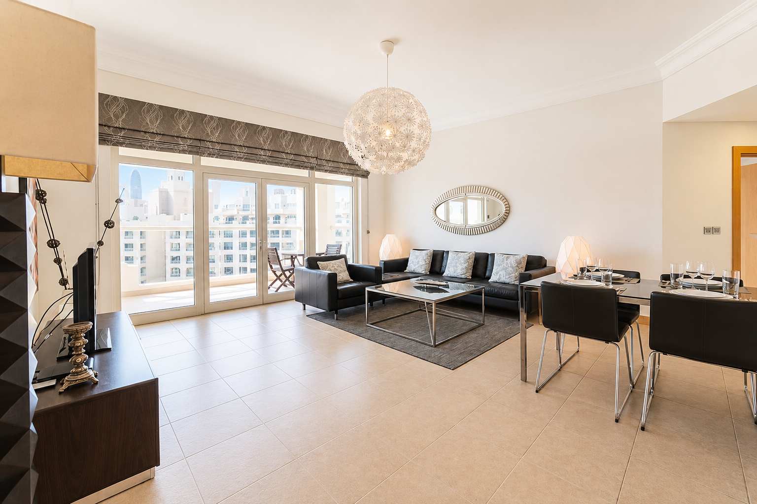 2BR Palm Jumeirah: Beach Access & Balcony Views - Image 3