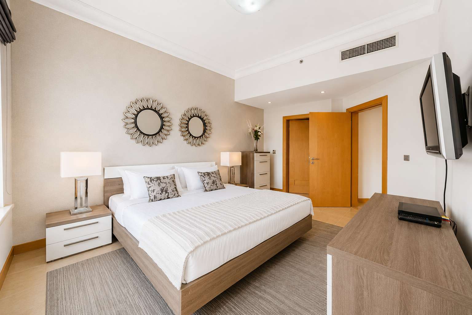 2BR Palm Jumeirah: Beach Access & Balcony Views - Image 9