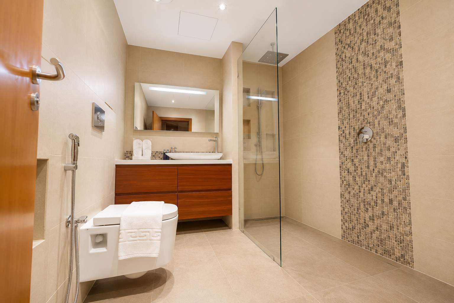 2BR Palm Jumeirah: Beach Access & Balcony Views - Image 12