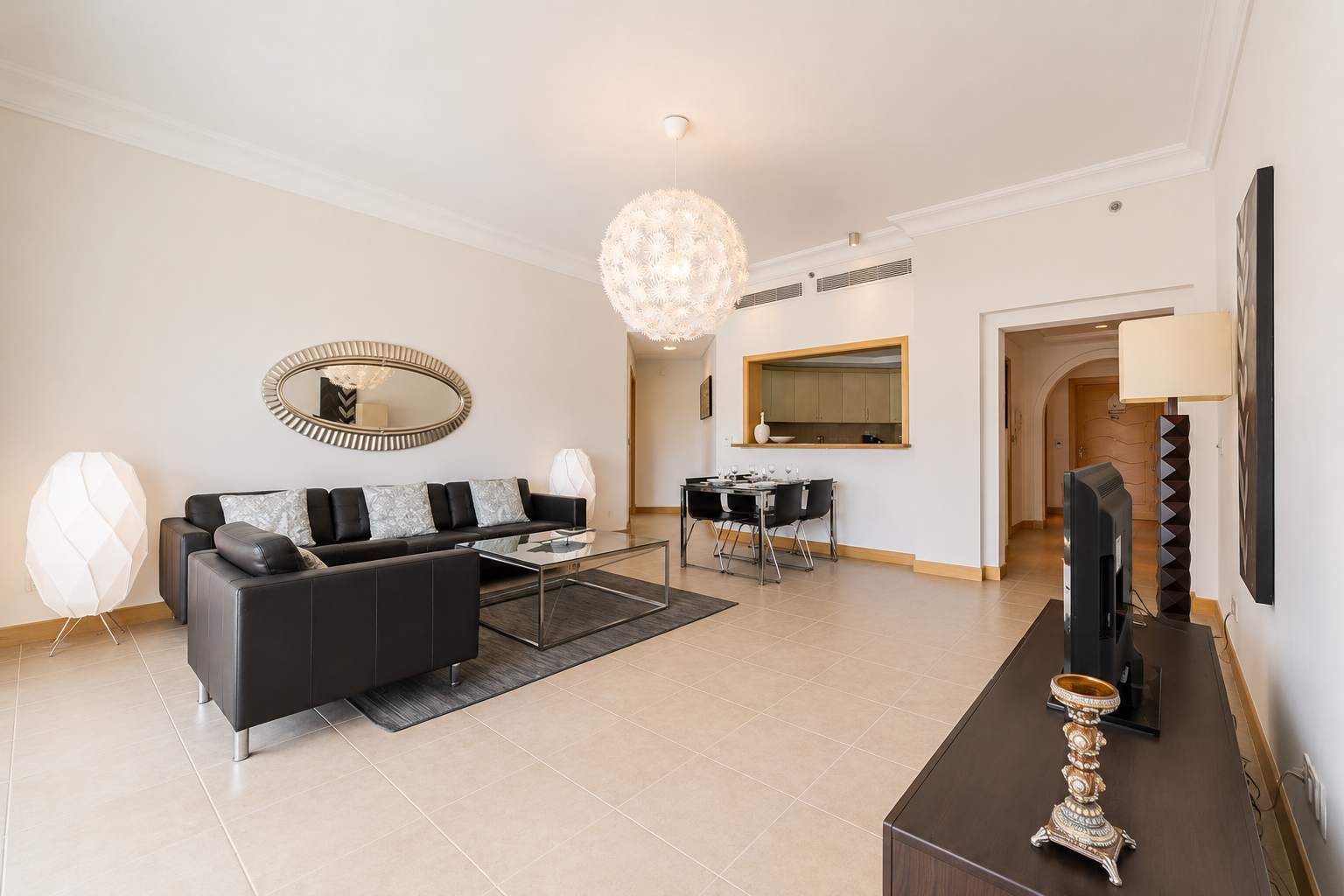 2BR Palm Jumeirah: Beach Access & Balcony Views - Image 2