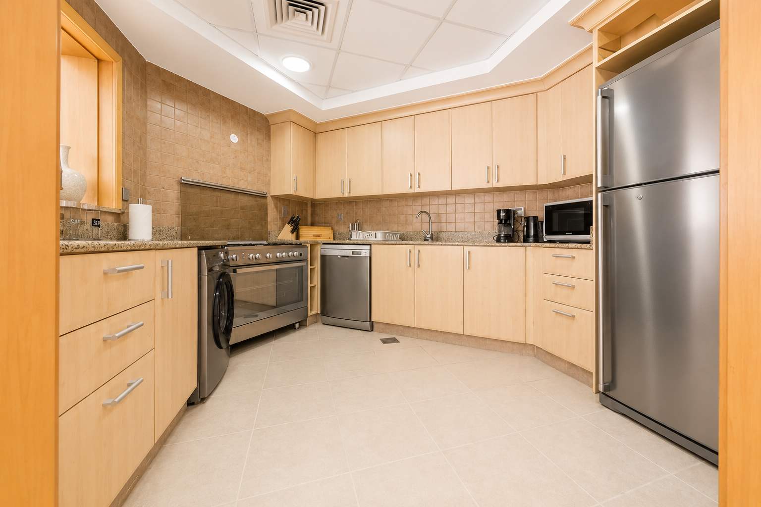 2BR Palm Jumeirah: Beach Access & Balcony Views - Image 7