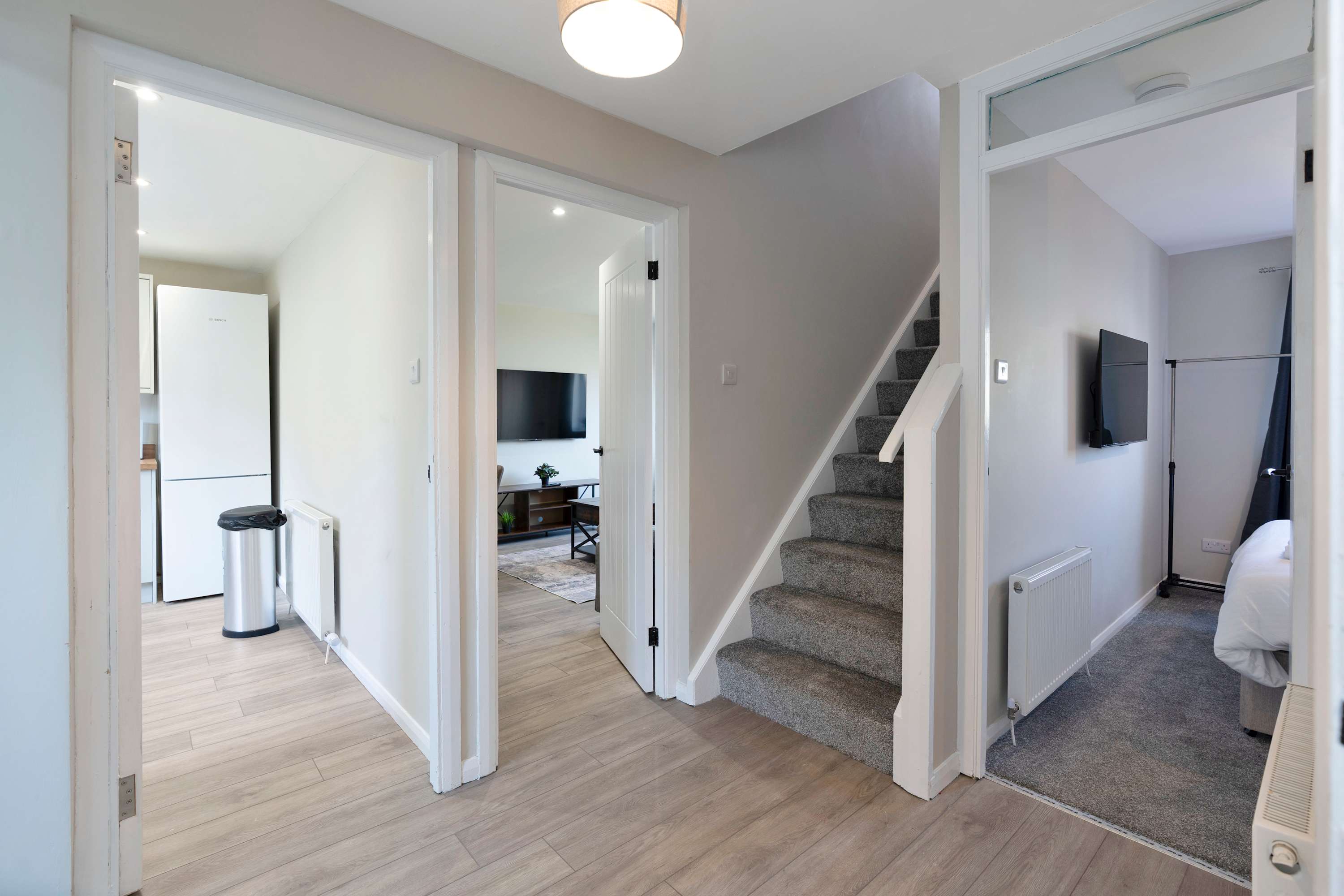 Family & Contractor Stay - Parking - Nr Edinburgh in 100 ladywell EH54 6HS - Property image 3 - VivreStays