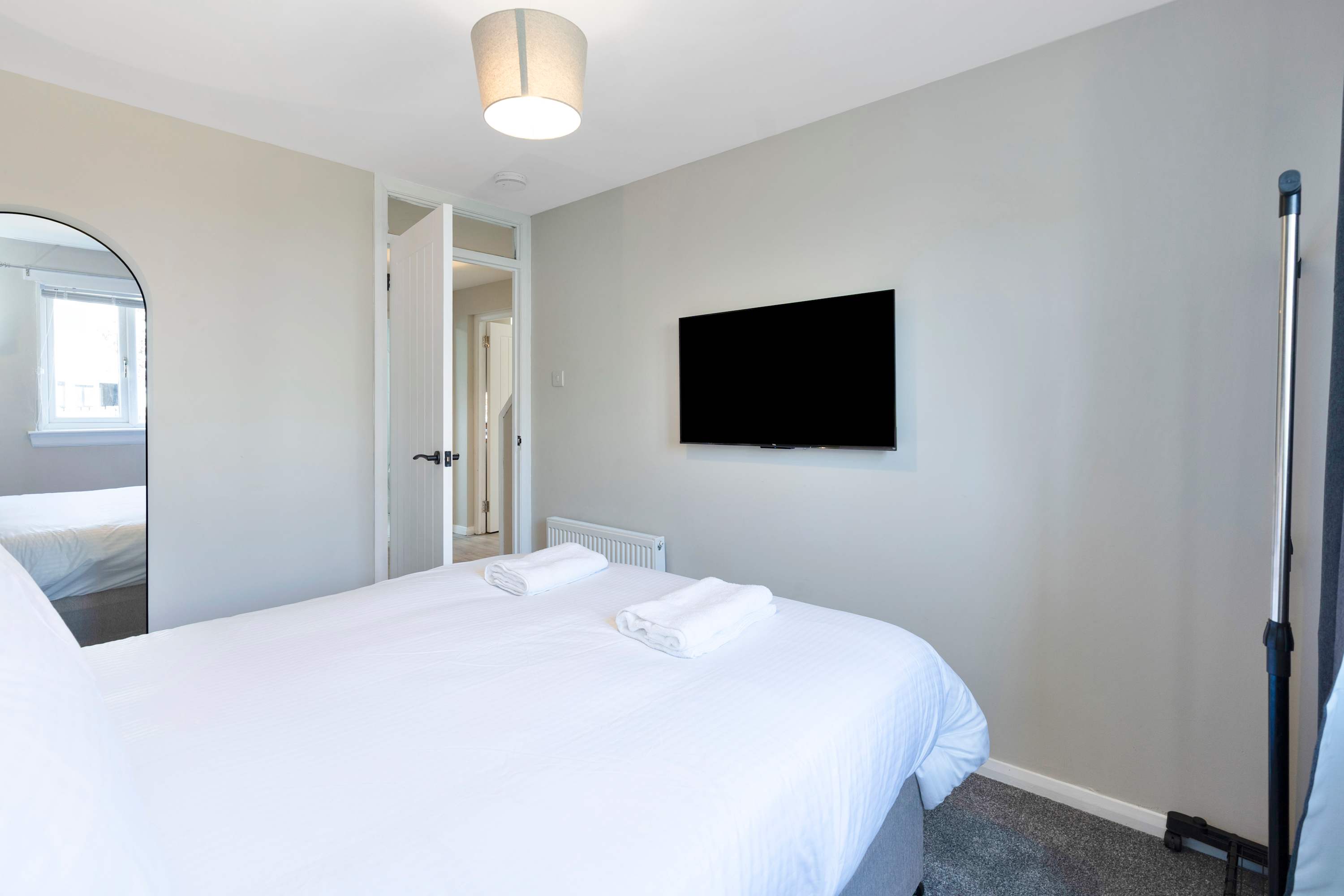 Family & Contractor Stay - Parking - Nr Edinburgh in 100 ladywell EH54 6HS - Property image 9 - VivreStays