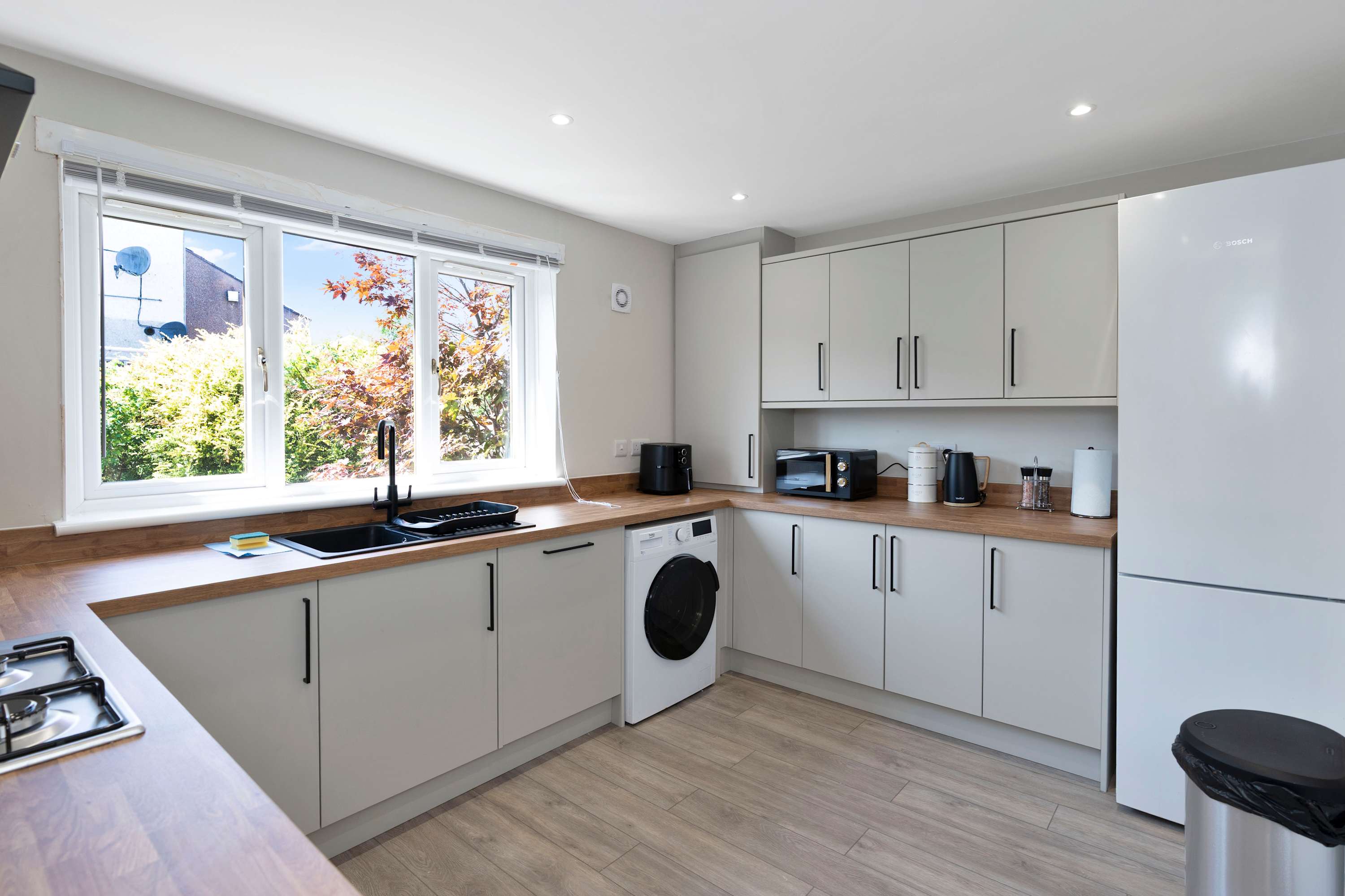 Family & Contractor Stay - Parking - Nr Edinburgh in 100 ladywell EH54 6HS - Property image 10 - VivreStays