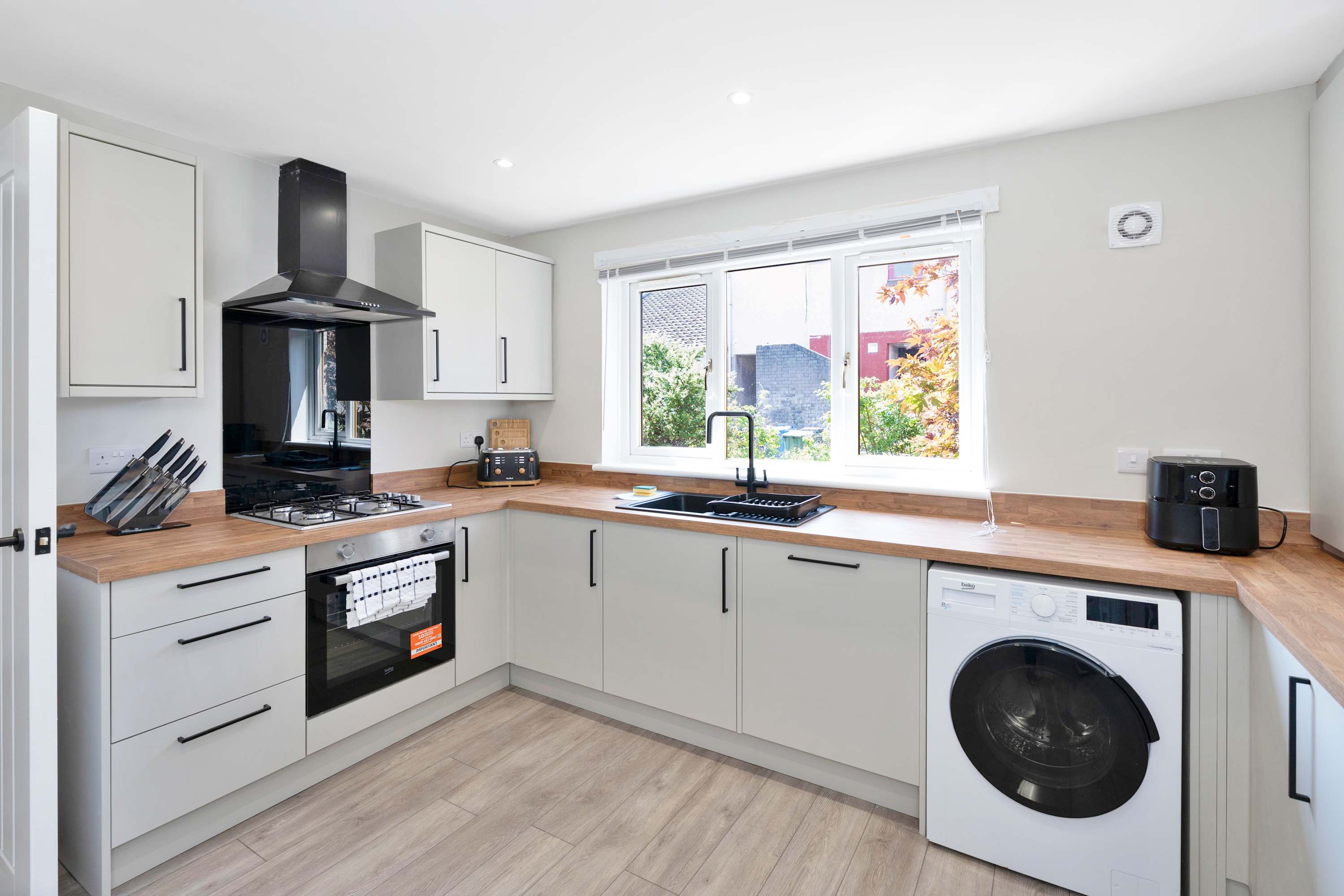 Family & Contractor Stay - Parking - Nr Edinburgh in 100 ladywell EH54 6HS - Property image 5 - VivreStays