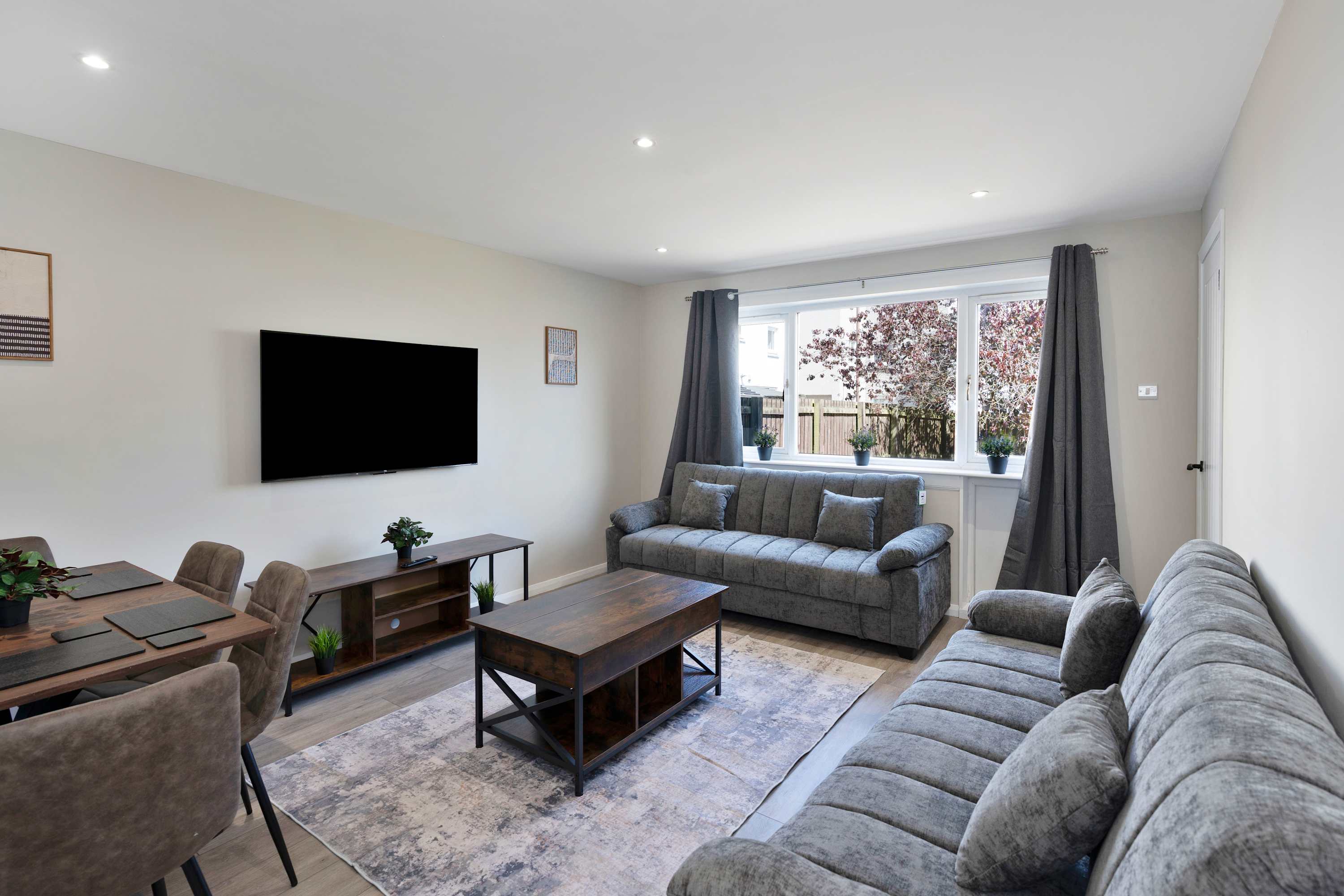 Family & Contractor Stay - Parking - Nr Edinburgh in 100 ladywell EH54 6HS - Property image 12 - VivreStays
