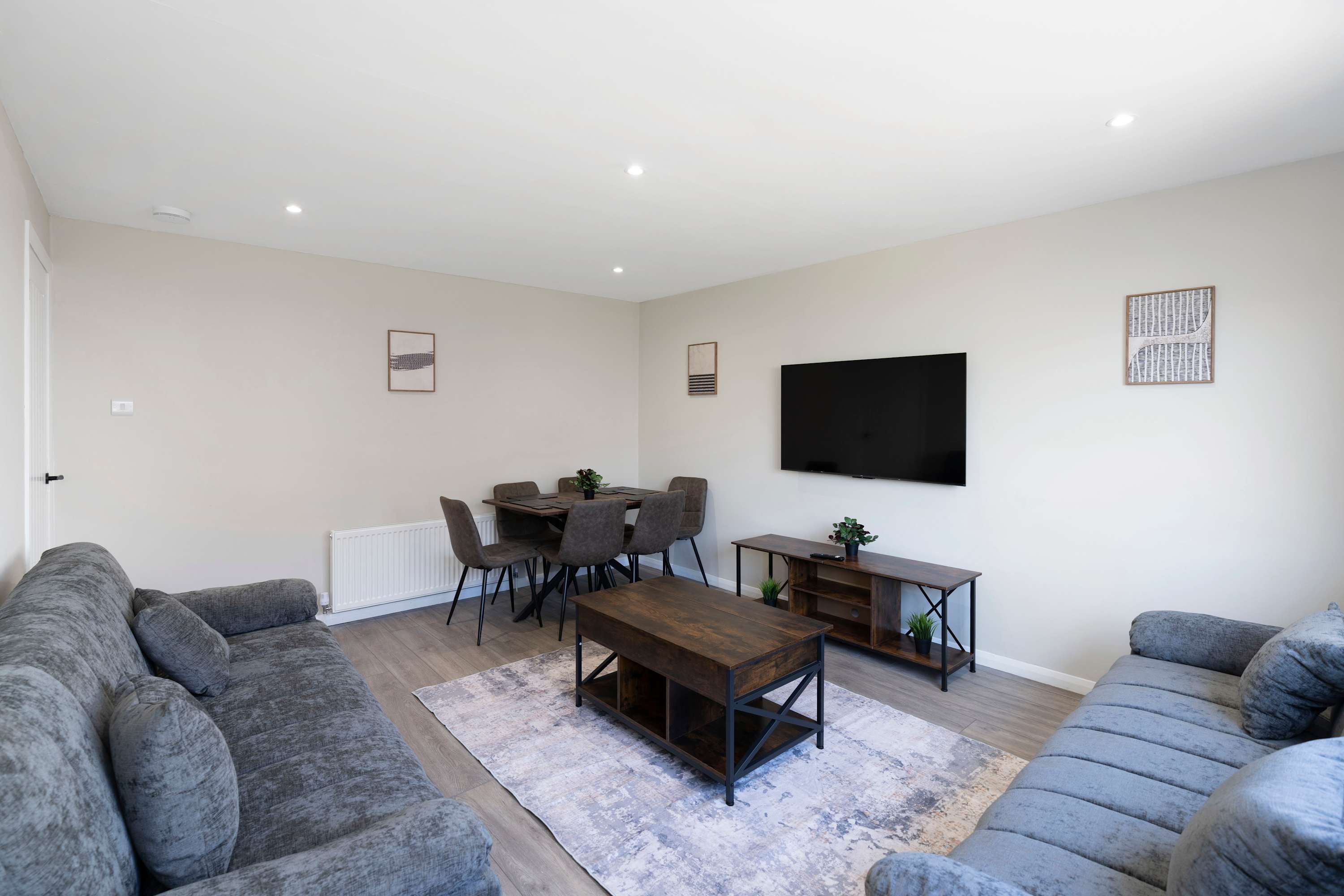 Family & Contractor Stay - Parking - Nr Edinburgh in 100 ladywell EH54 6HS - Property image 2 - VivreStays