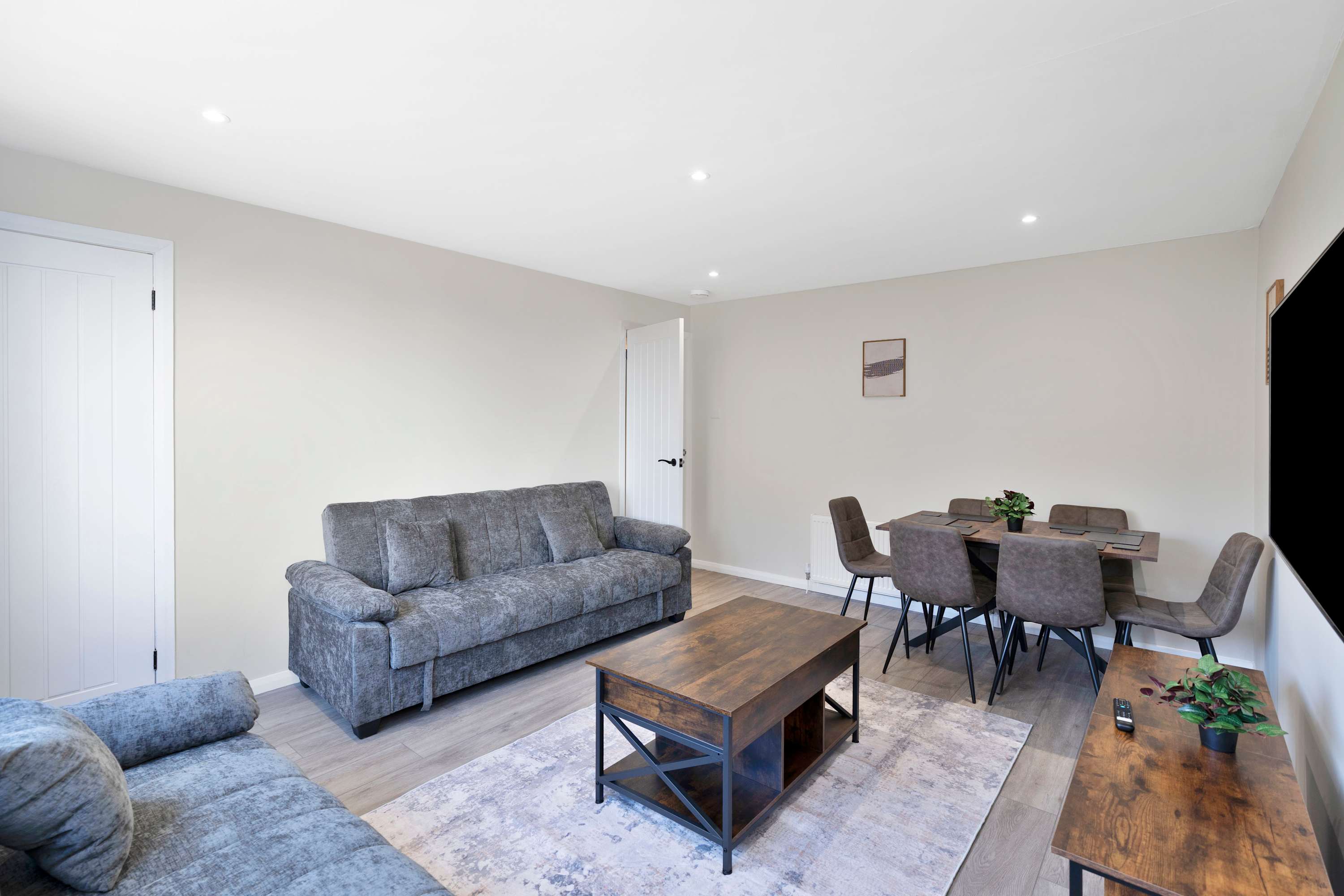 Family & Contractor Stay - Parking - Nr Edinburgh in 100 ladywell EH54 6HS - Property image 14 - VivreStays
