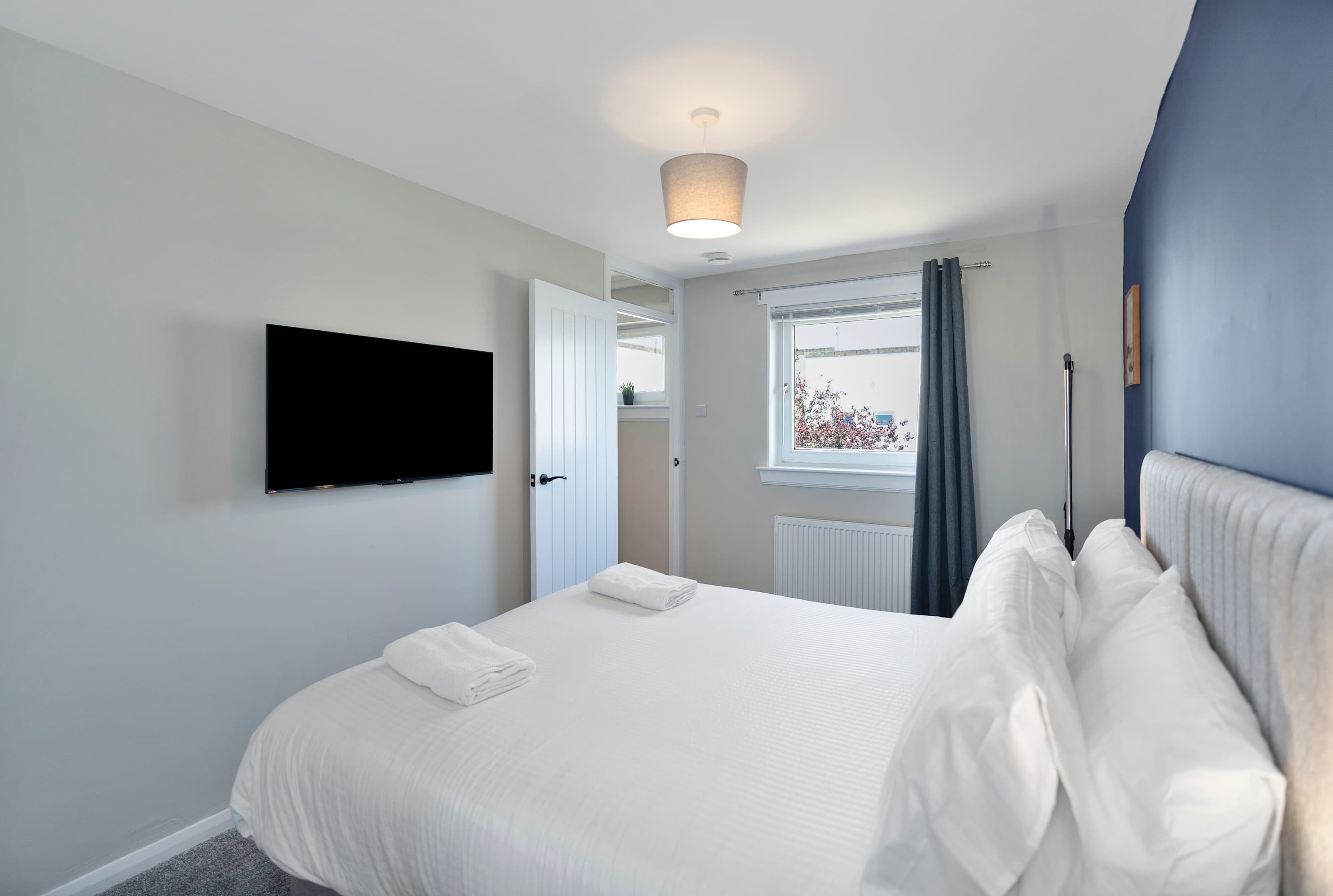 Family & Contractor Stay - Parking - Nr Edinburgh in 100 ladywell EH54 6HS - Property image 15 - VivreStays