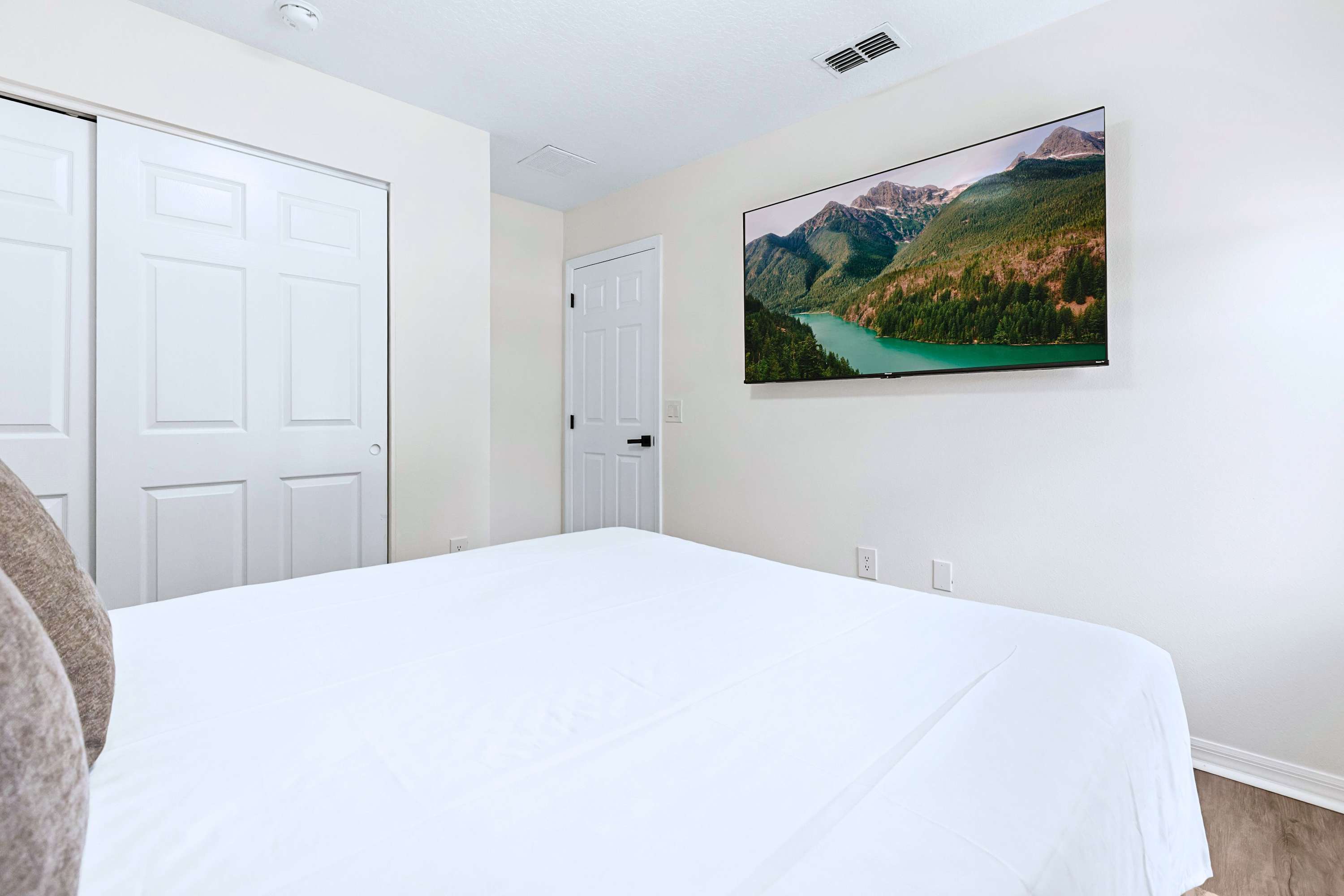 The perfect spot to unwind. Cozy up in crisp high quality linens and enjoy your favorite shows right from the queen bed