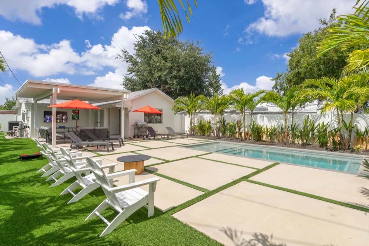 Modern 4BR Heated Pool Home | 6 mins to Beach