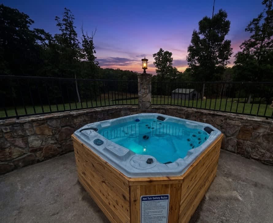 The Lodge at Cloudland hot tub