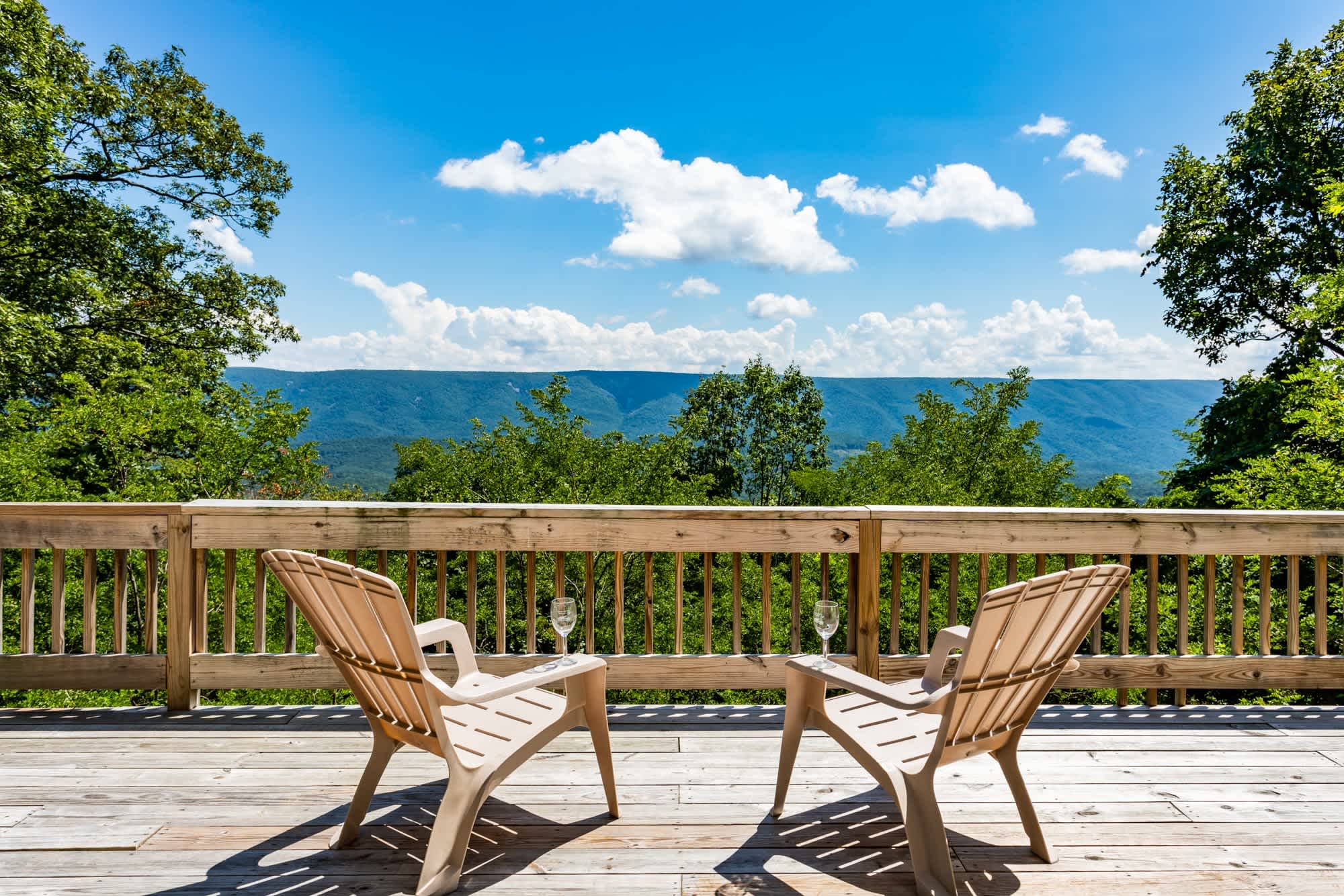 3BR cabin w/ scenic deck and pet-friendly