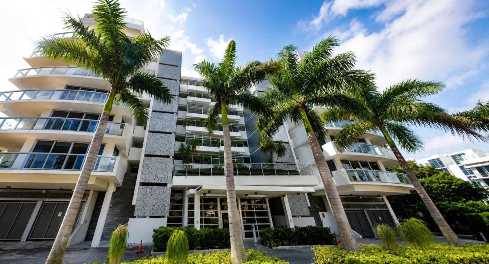Chic Bay Harbor 3br • Rooftop Pool • Free Parking - Bahamas